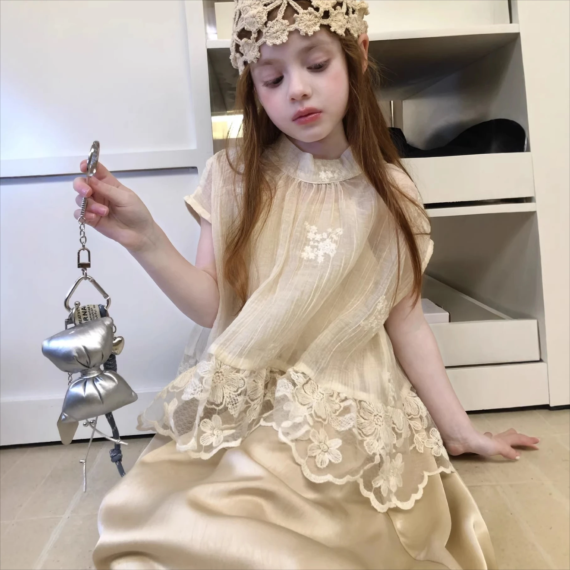 Conjunto Infantil Feminino 2026 Primavera e Verão Novas Roupas Infantis Estilo Chinês Saia com Suspensório Blusa de Renda Conjunto de Duas Peças