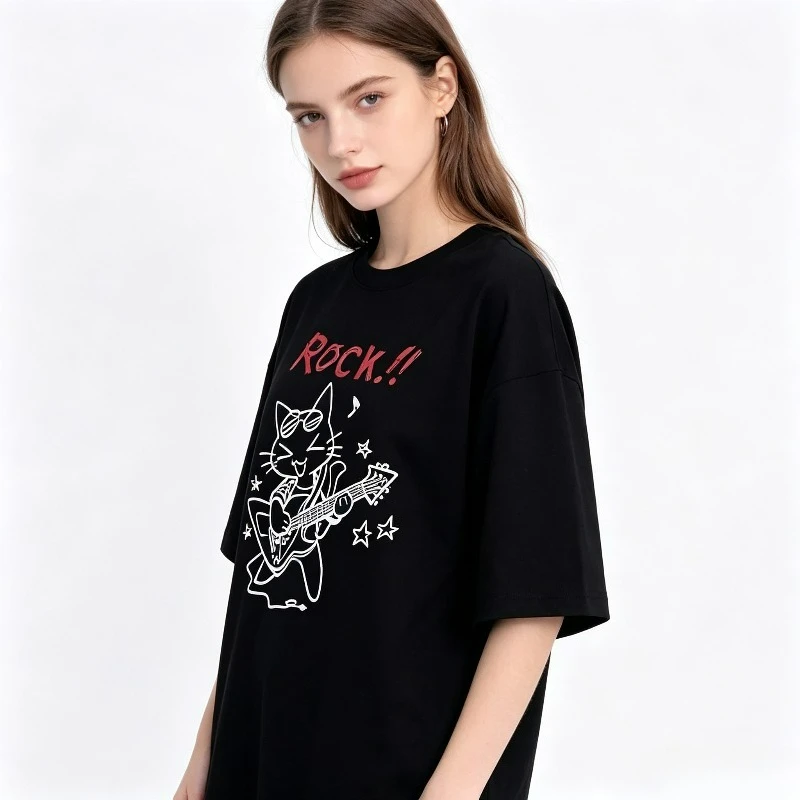 Camiseta con estampado de gato rockero para mujer, camiseta holgada de manga corta con cuello redondo, estampado de gato con guitarra para uso diario en la calle, tops en blanco y negro