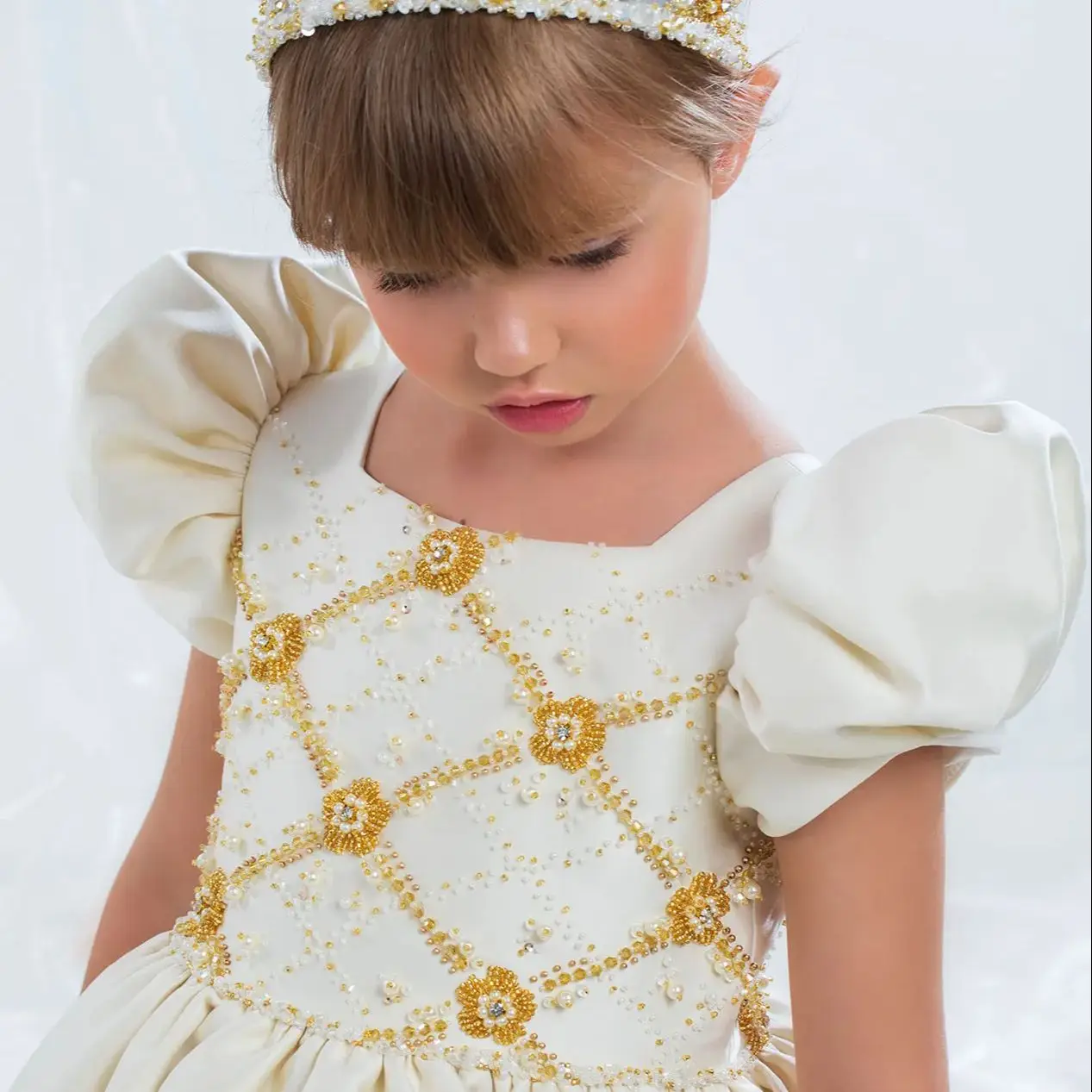 

BABYONLINE Customized White Flower Girl Dress Puff Sleeve Florals Crystal Pearls Full Satin Floor-length Skirt Wedding Ball Gown