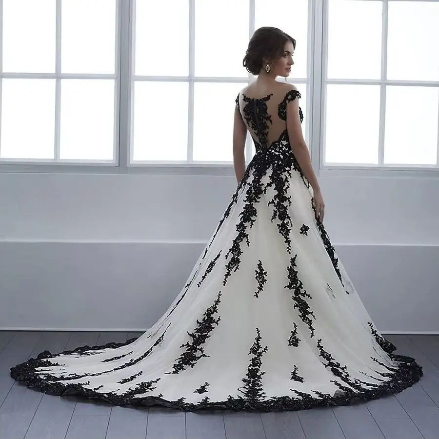 Schwarz-weißes Hochzeitskleid mit Cape-Ärmeln, A-Linie, langes Vintage-Gothic-Hochzeitskleid für die Braut, maßgeschneidertes Boho-Vestido