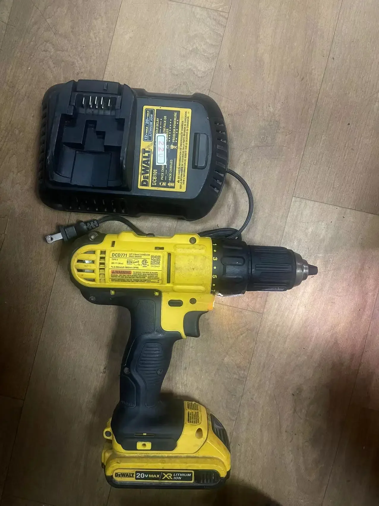 Dewalt DCD771B 20V MAX Cordless Lithium-Ion 1/2 inch Compact Drill Driver,WITH CHARGER AND ONE 2AMP BATTERY,SECOND HAND