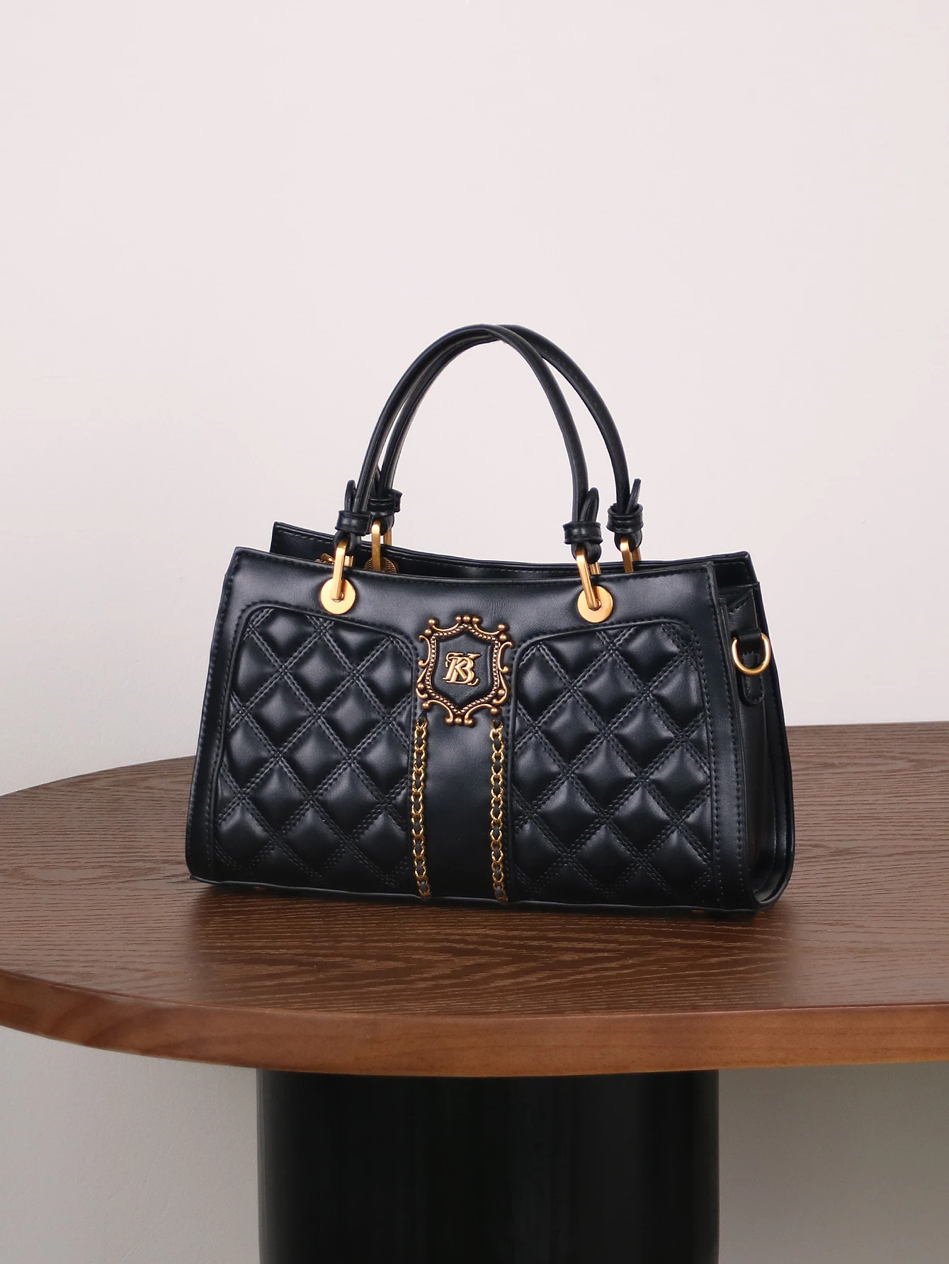 

Fashion luxury new rhombic large-capacity ladies handbag 2026 spring and summer niche design heavy hardware design advanced sens