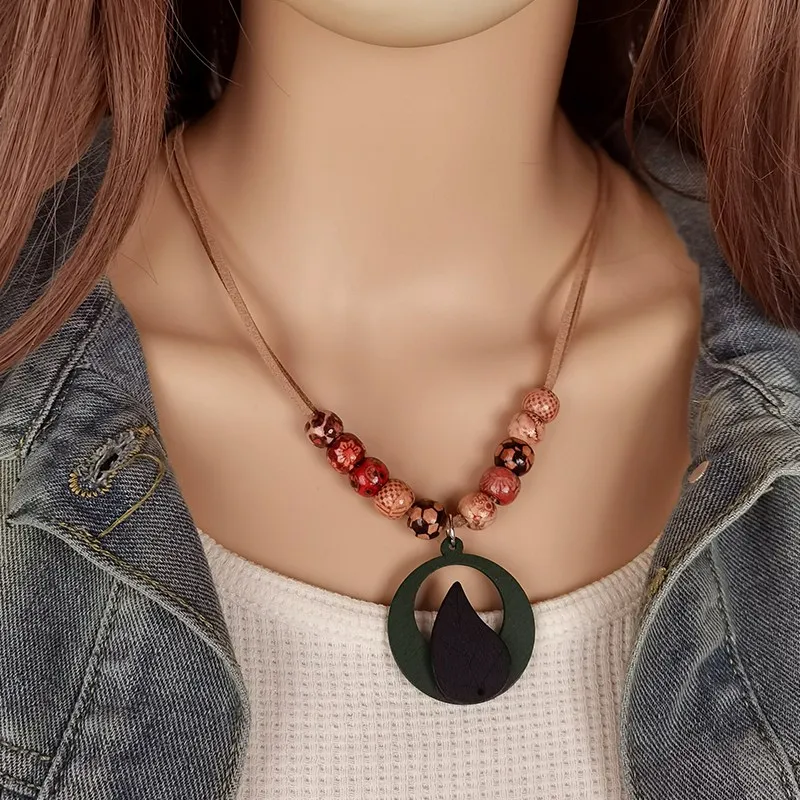 Vintage Hand Made Wood Beads Pendants Necklaces for Women Ethnic Totem Leaf Women\'s Necklace New Fashion Jewelry daily wear