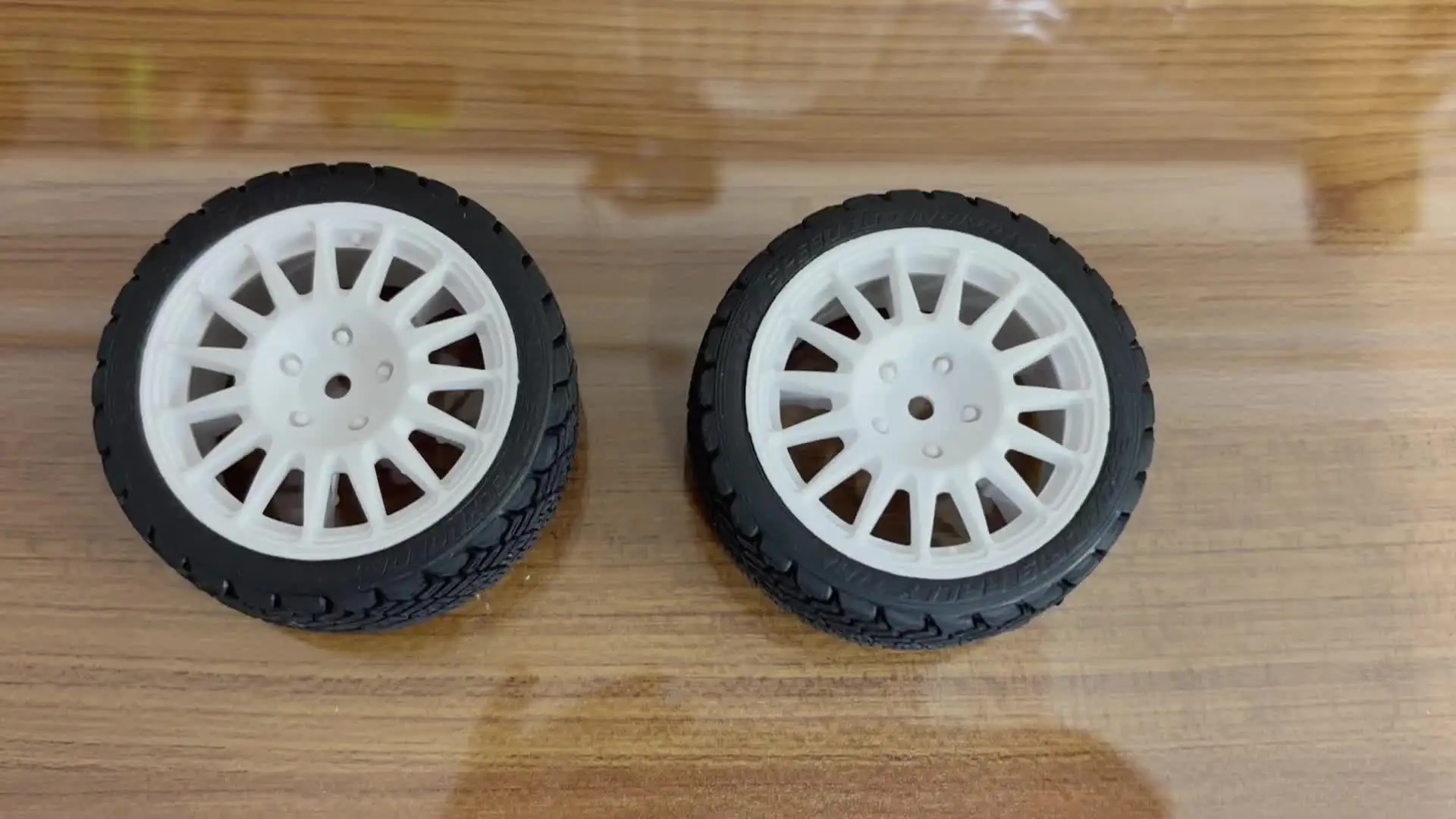 Pneus Et Roues RC pour Tamiya pour TT-01 pour TT-02 TT01E XV01 XV02 1/10 4 Pièces 68 * 28mm RC pour Voiture Rallye Roues Caoutchouc Pneus Ensemble Accessoires Mise À Niveau Pièces(Grey