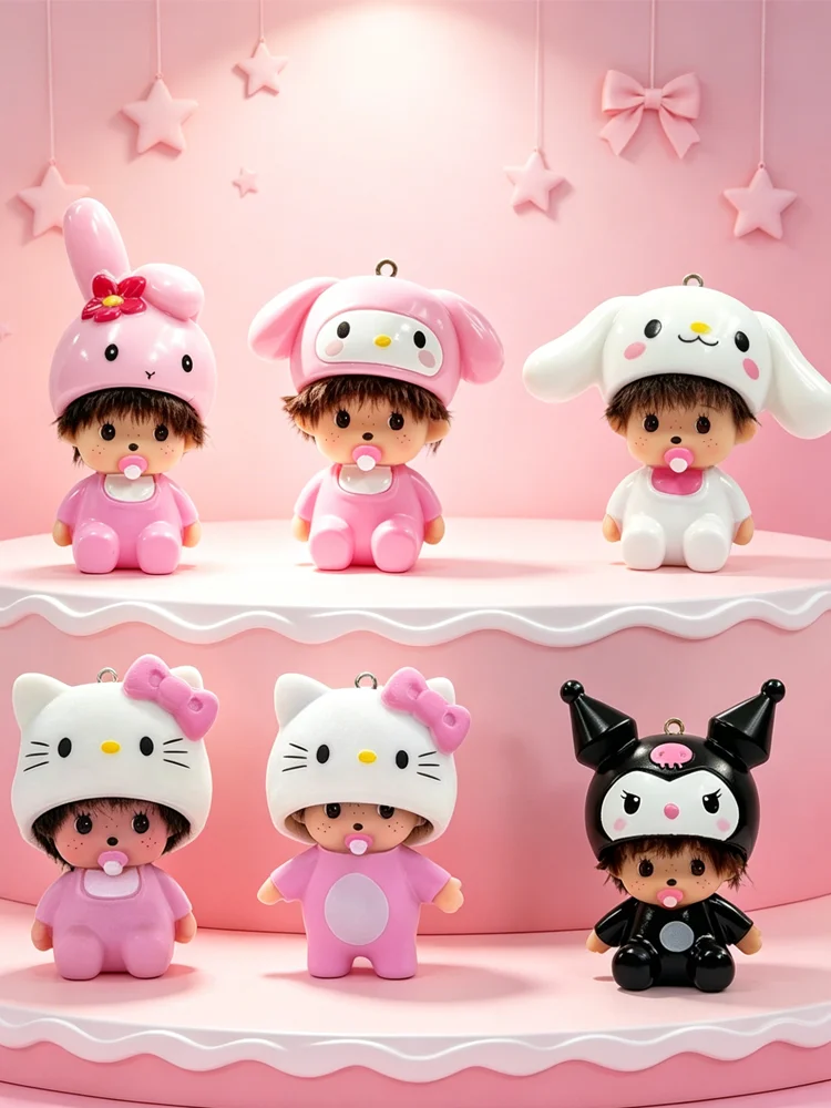 Kitty Monchhichi-Puppe mit abnehmbaren Hüten, die an Taschen gehängt werden können. Niedliche, dekorative kleine Geschenke für den Geburtstag von Paaren und zum Verschenken.