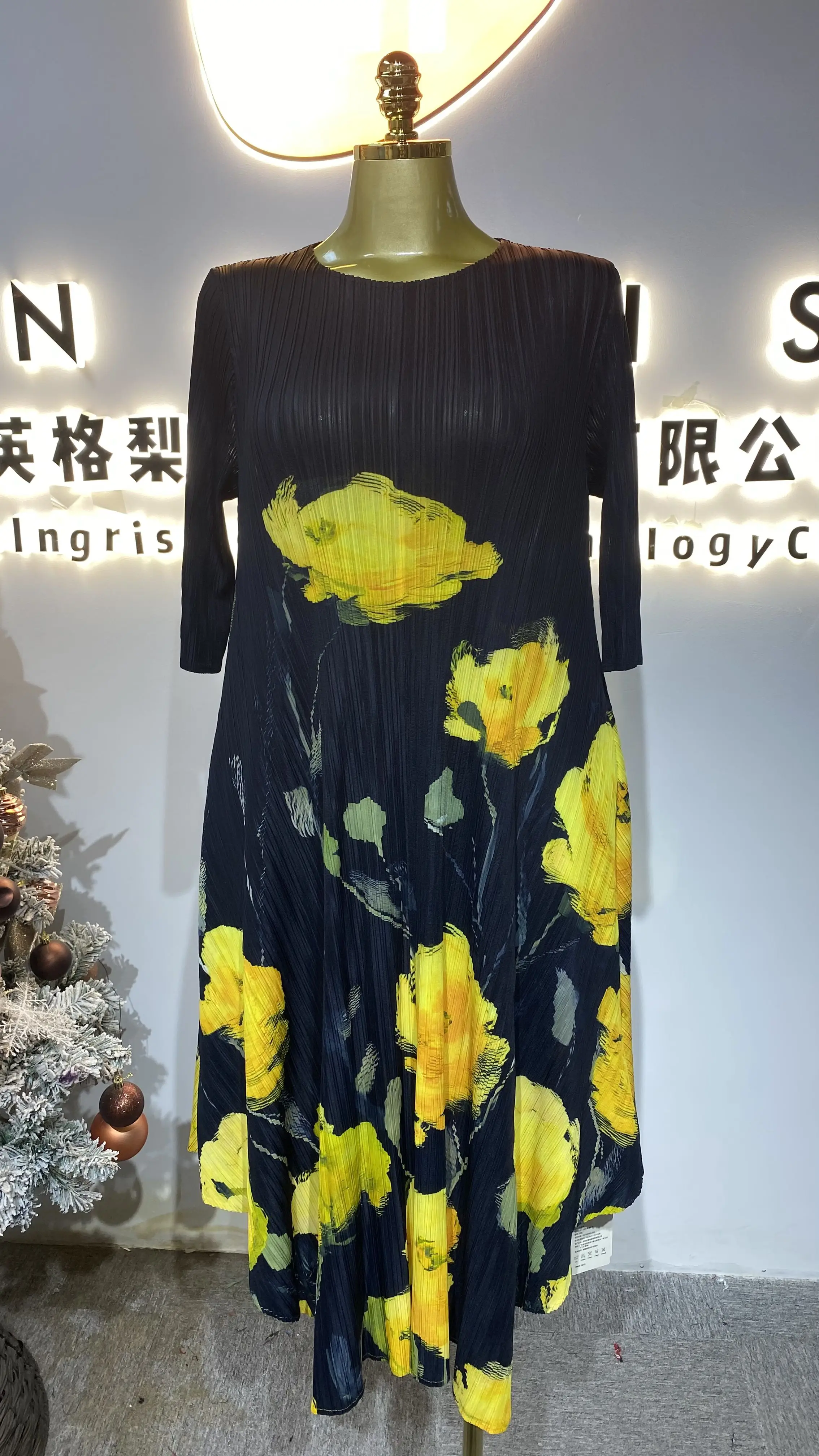 

2025 Latest Design Dress: Elegant Pleated Fashionable Print Round Neck Dress-GZXX560