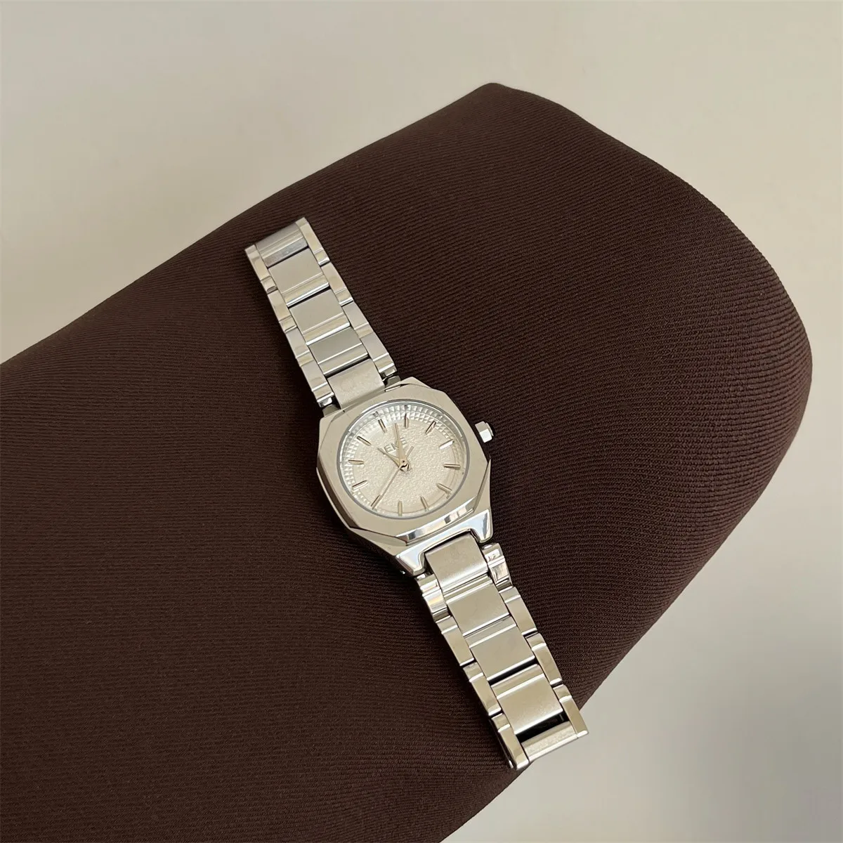 Exquise damespolshorloge Een stijlvol en elegant horloge met een grote wijzerplaat Een luxe en veelzijdige quartzhorloge in Europese stijl voor dames