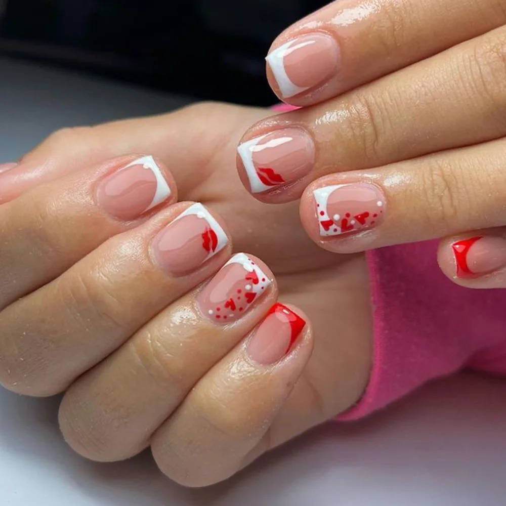 24 szt. Białe sztuczne paznokcie francuskie z motywem serca, krótkie kwadratowe tipsy, walentynkowe baletki do wciskania, prosty manicure