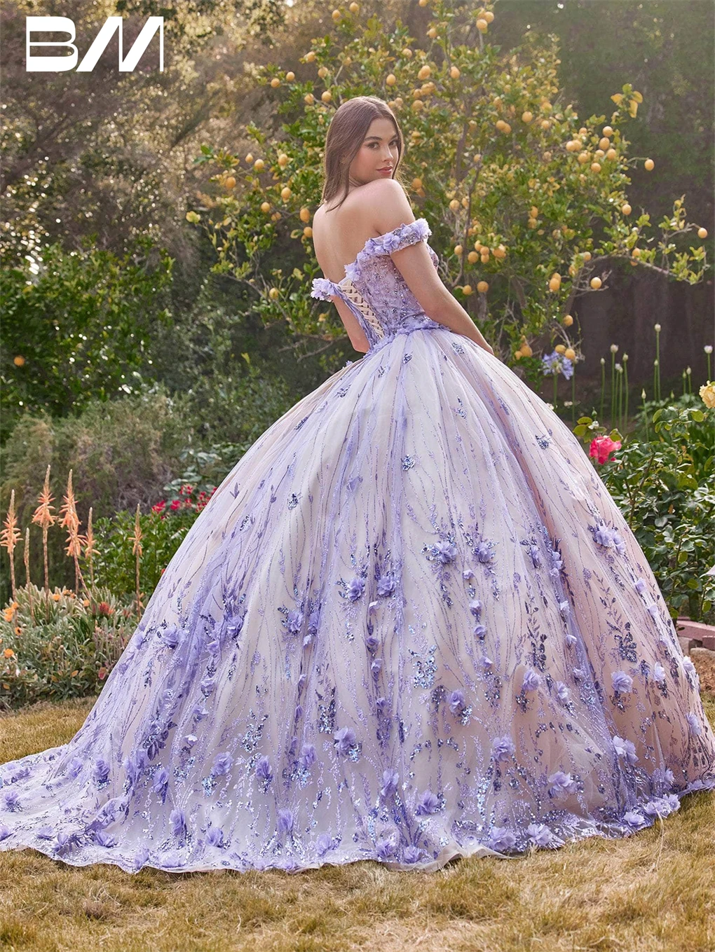 Sweetheart Floral Appliqued Quinceanera Dress 2023 Beaded Lace-Up Back Cocktail Dresses Sweep Train Vestidos De Baile Ball Gown