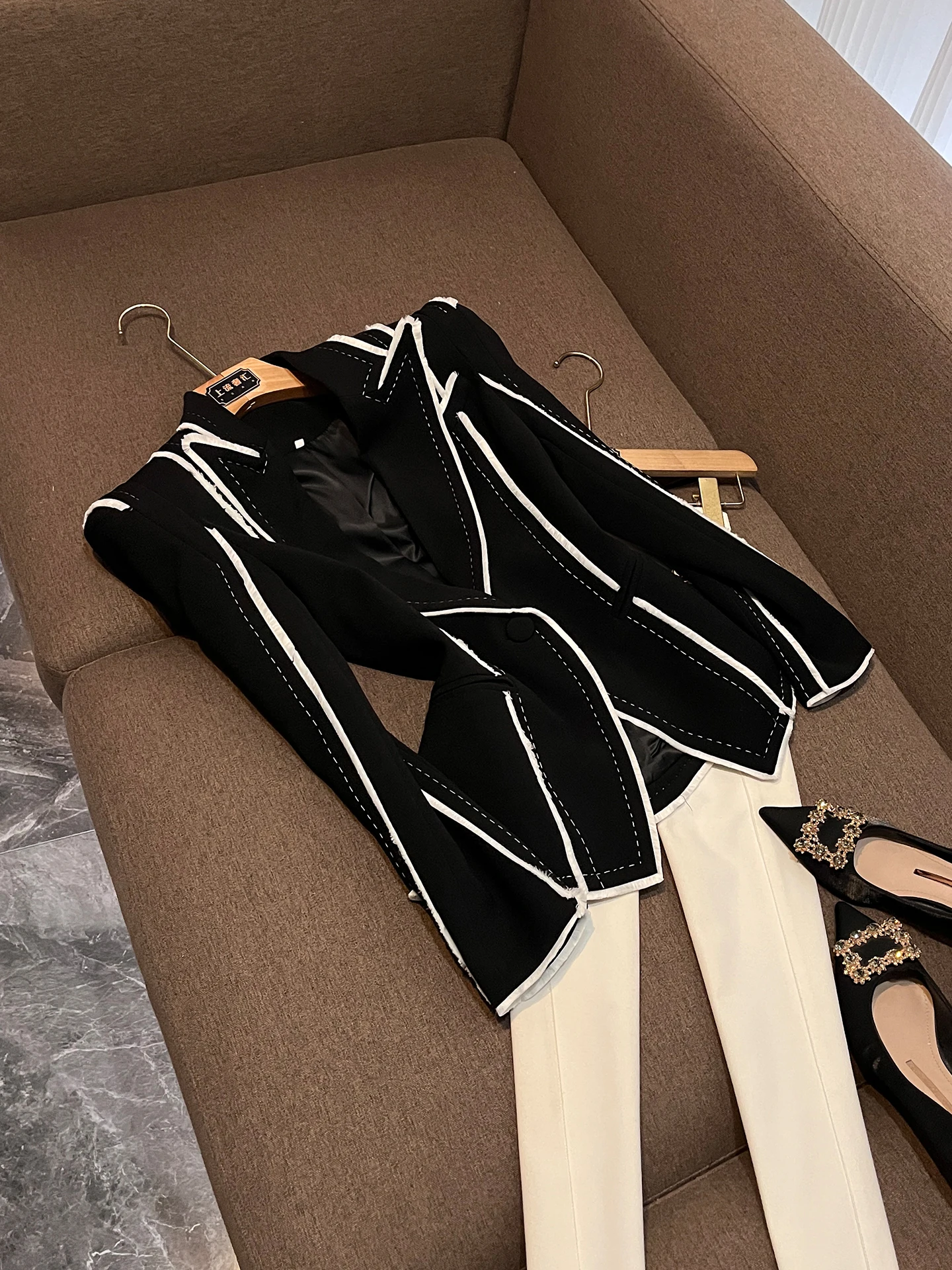 

Fashionable Slim Fit Suit Jacket with Color Block And Pearl Trim Celebrity Inspired Spring 2026 Polyester Fiber V Neck Long S...