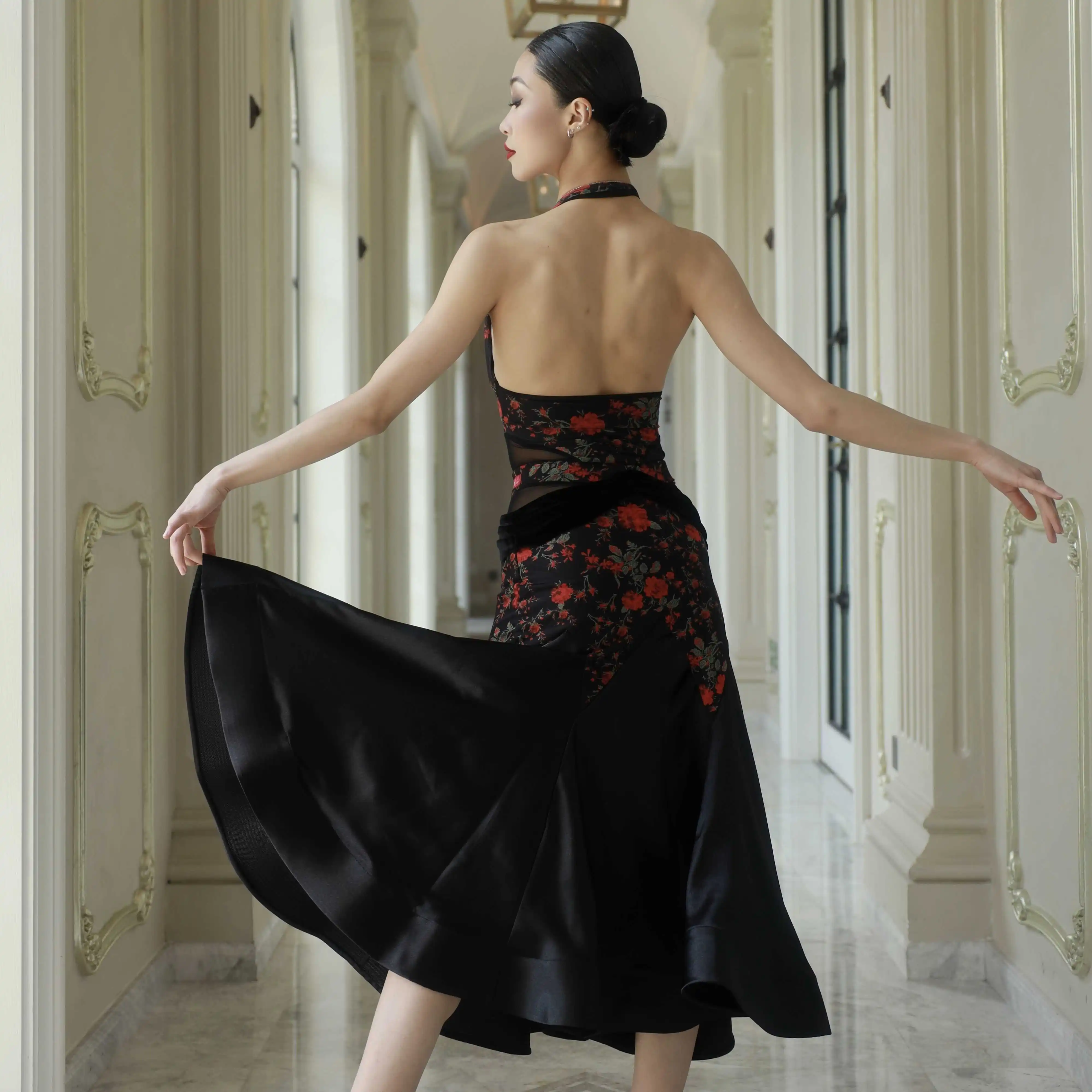 2025 ดอกไม้พิมพ์ห้องบอลรูมเต้นรําเสื้อผ้า Halter คอกระโปรงฝึกเสื้อผ้าผู้ใหญ่ Waltz เครื่องแต่งกายการแข่งขันชุด DNV23320