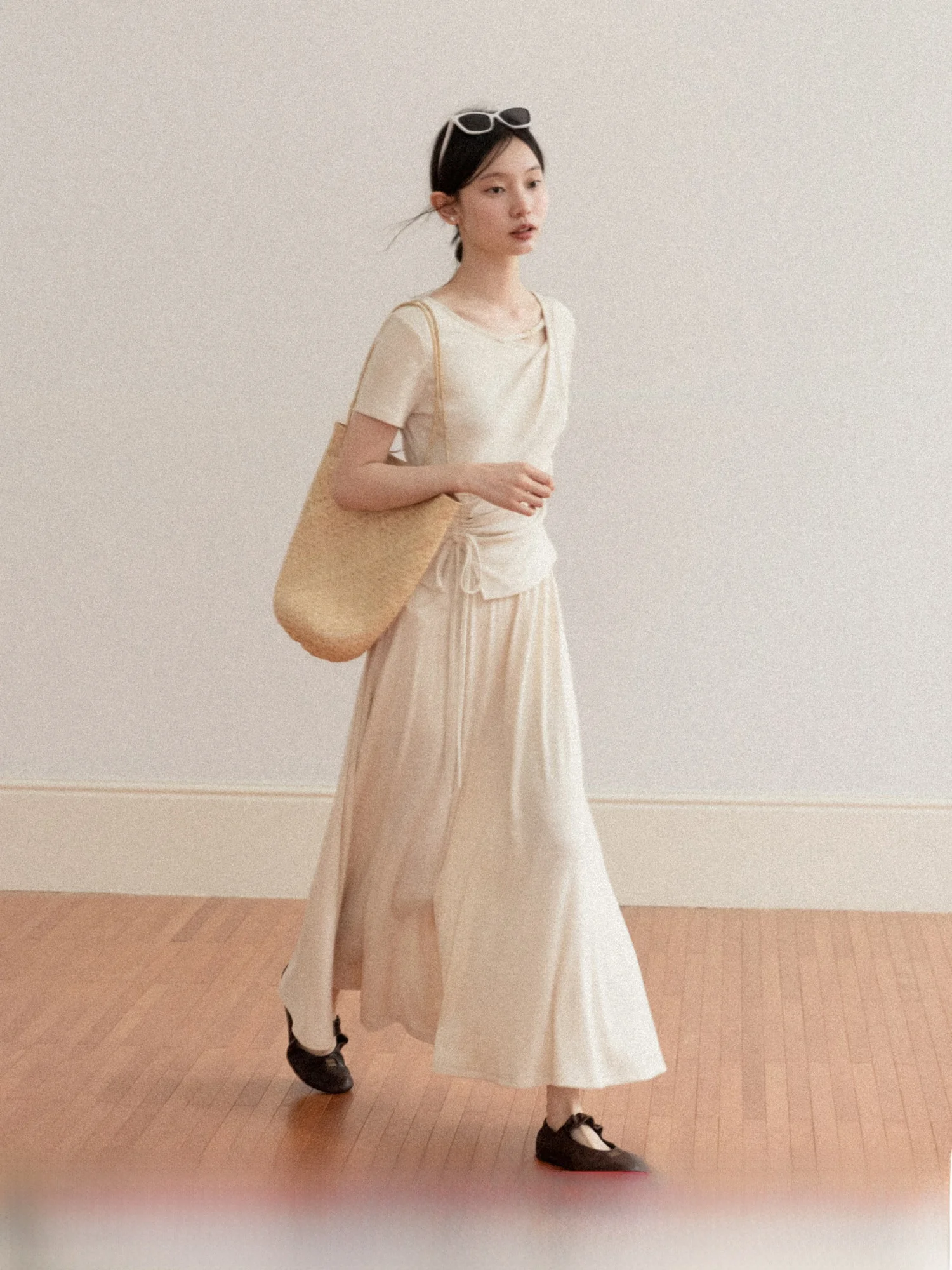 

Женский комплект из футболки и юбки Oats Color: футболка с коротким рукавом и юбка А-силуэта с завышенной талией, повседневный модный комплект для весны и лета