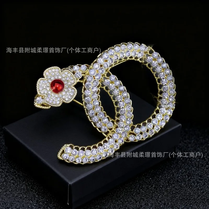 

Брошь Xiaoxiangfeng с бриллиантами, высокое качество, стразы, двойная булавка с буквой C, темперамент, аксессуары знаменитостей, фея, брошь Fem