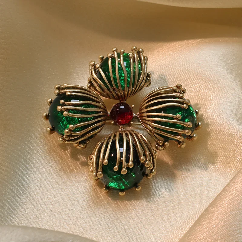 

Vintage small crop brooch vintage flower corsage women light luxury sense of small fragrance wind chest vintage