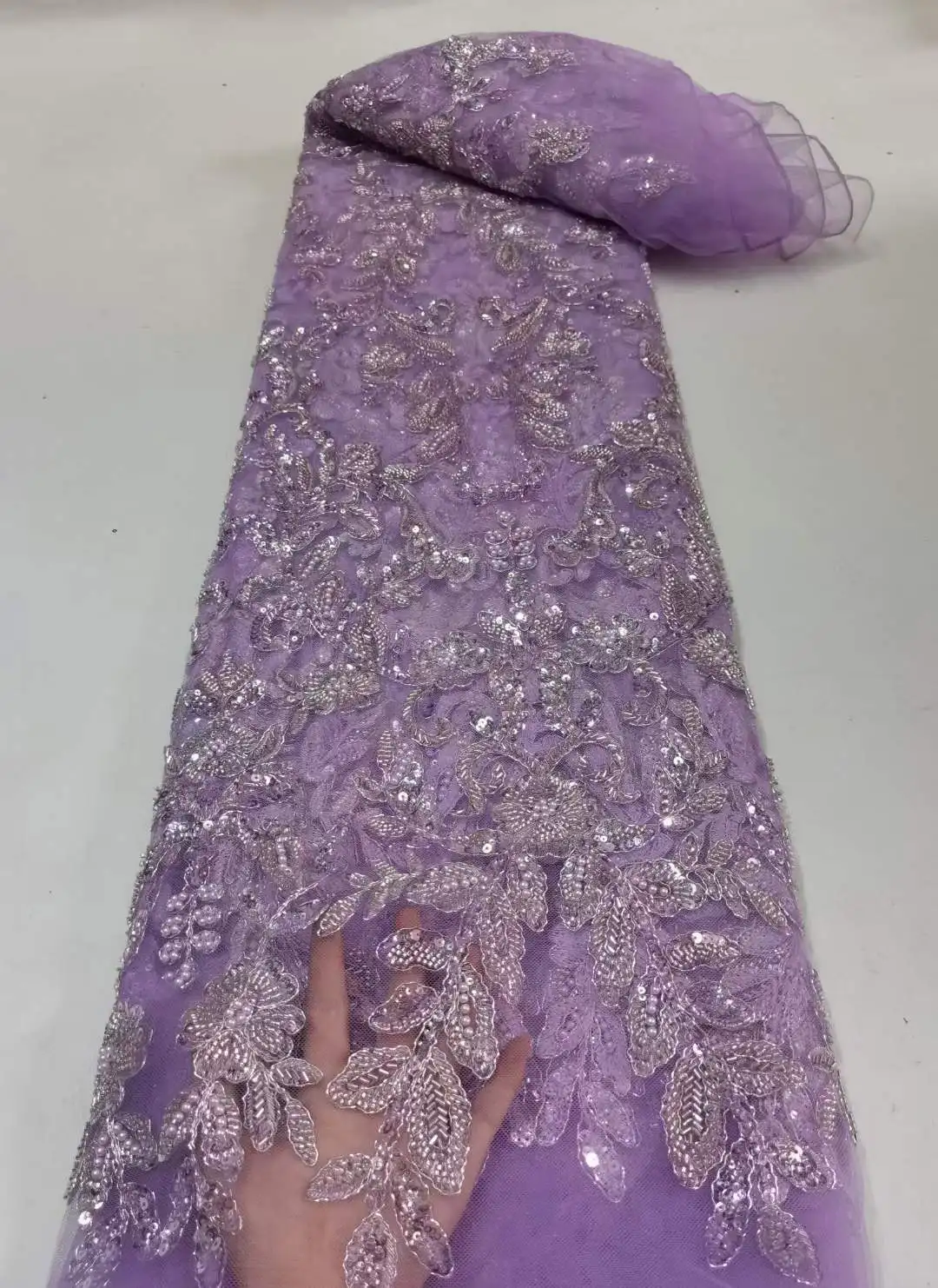 Abito da sera su misura con paillettes Accessori in cristallo Abito da sposa in rete Tessuto floreale Materiale con diamanti ricamati con perline