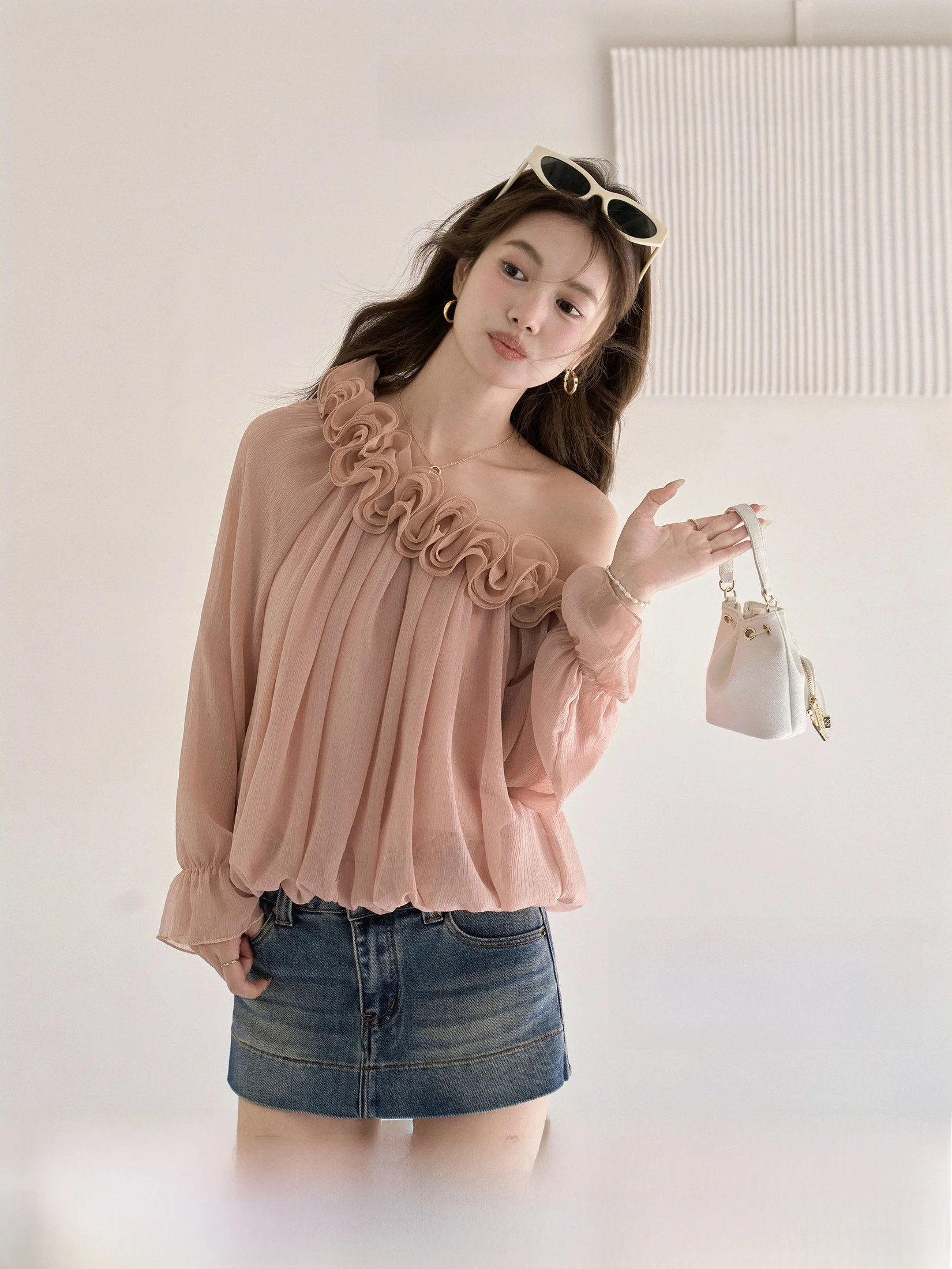 

Chic Long Sleeve Pink Shoulder Slanting Women's Shirt Early Spring Commute Style Soft Breeze Bouquet Waiting to Bloom
