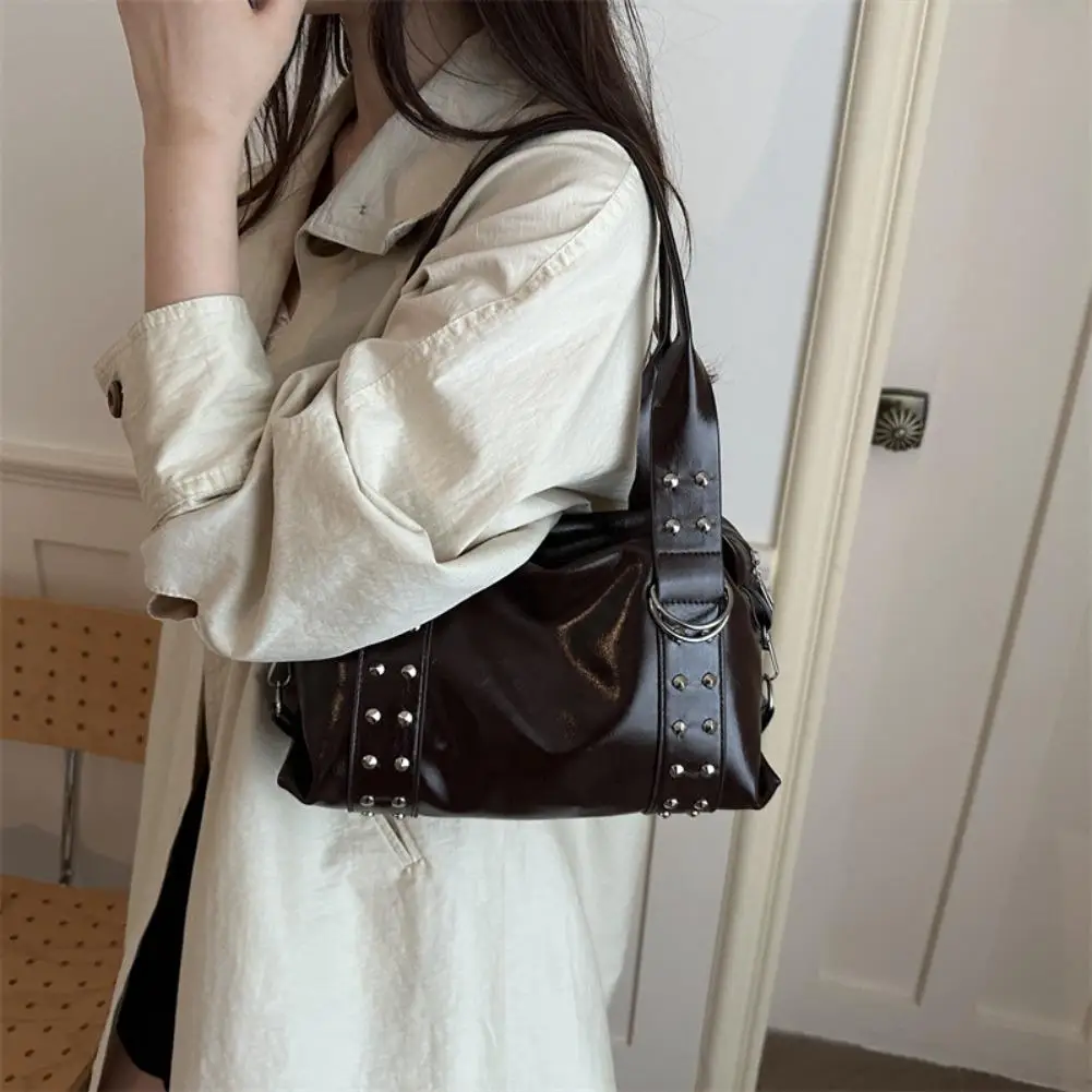 Y2K Punk Handtasche mit Nieten für Damen, aus Kunstleder, große Kapazität, Schultertasche, Vintage-Mode, Boston-Tasche, Umhängetasche für den täglichen Gebrauch. – Detail 7