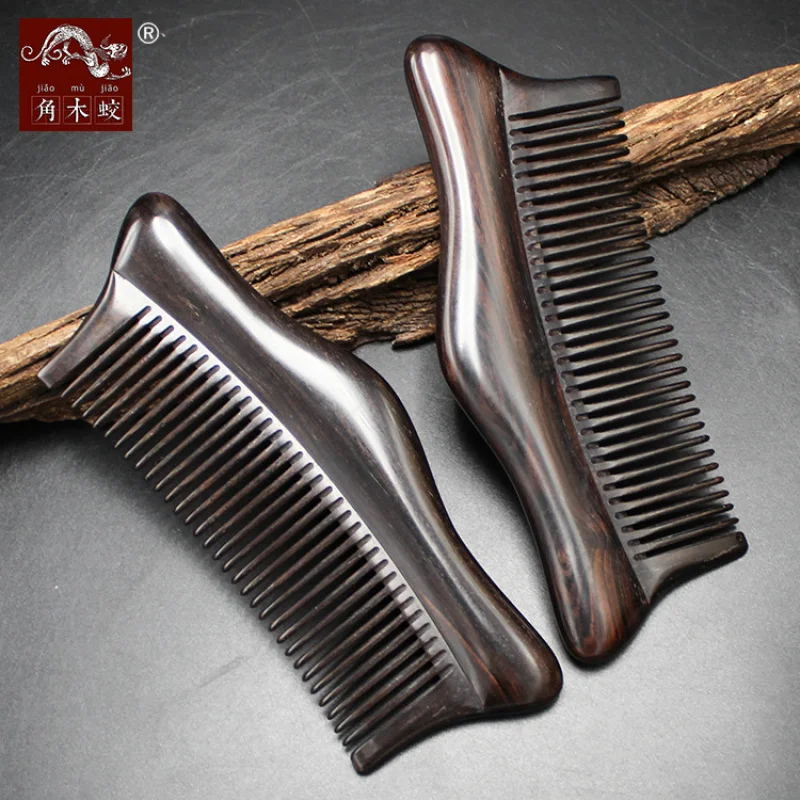 

Расческа из рогового дерева, черного дерева и черного сандалового дерева с мелкими зубцами и изогнутым краем.