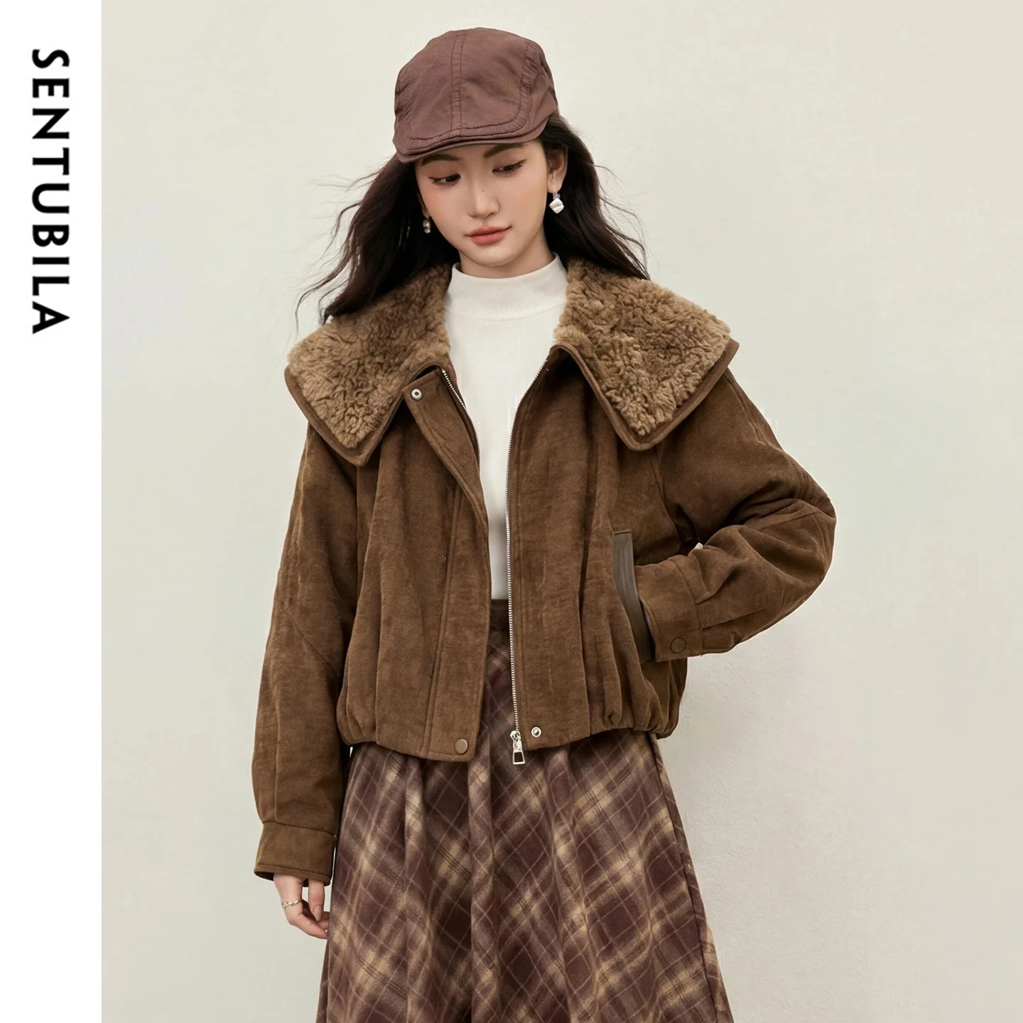 

Женская зимняя короткая пуховая куртка SENTUBILA с 85% белым утиным пухом, отделкой из овчины и искусственной кожи, модель W64YD6622