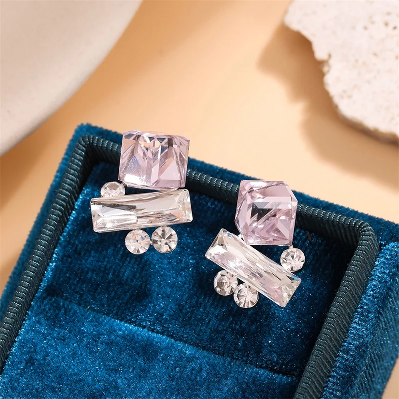 Sparkling and fashionable silver needle glass crystal ladies' earrings, diamond-encrusted cubic luxury earrings