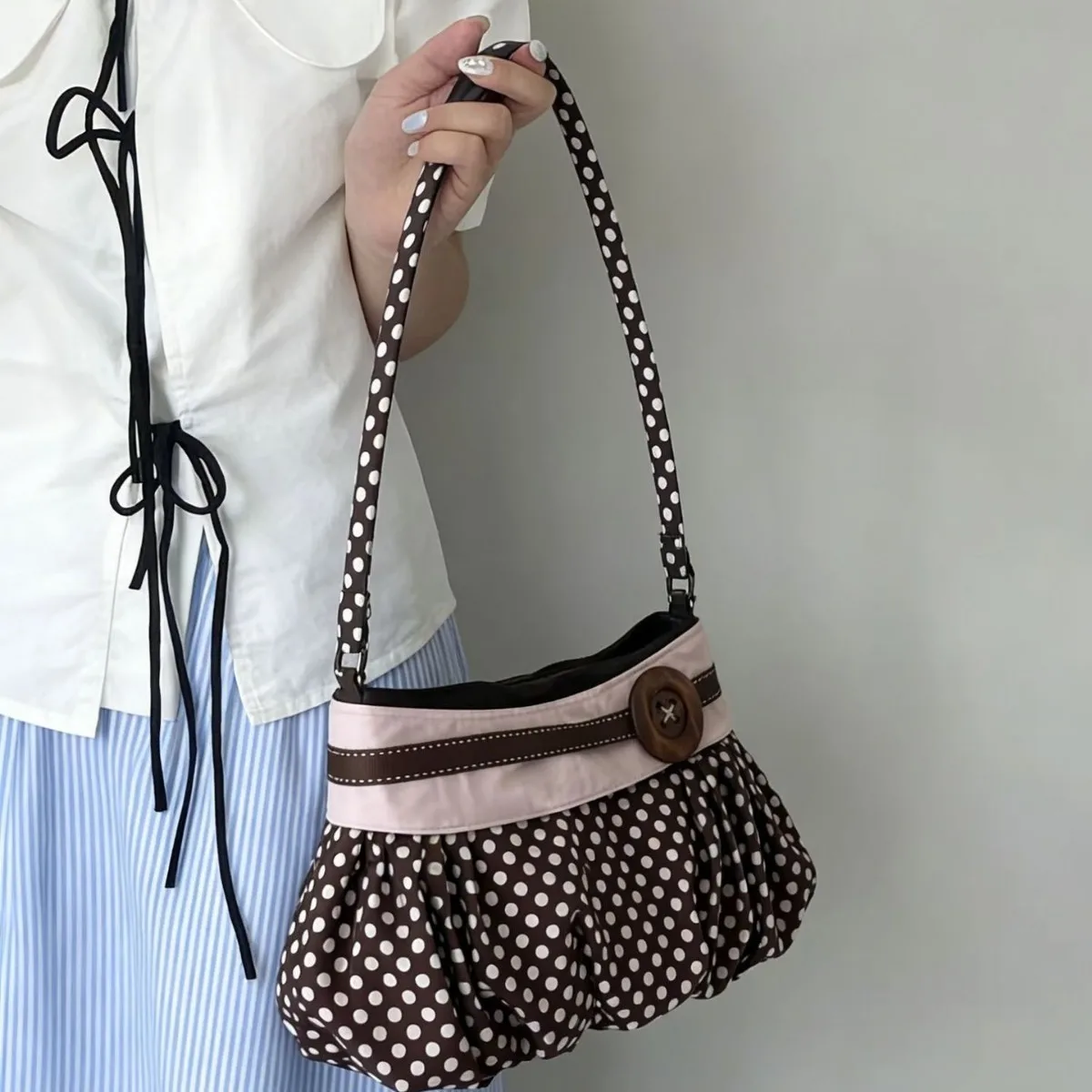 Sac à bandoulière plissé rétro à pois avec bouton en bois, sac à main décontracté à rayures douces, sac de banlieue à motif