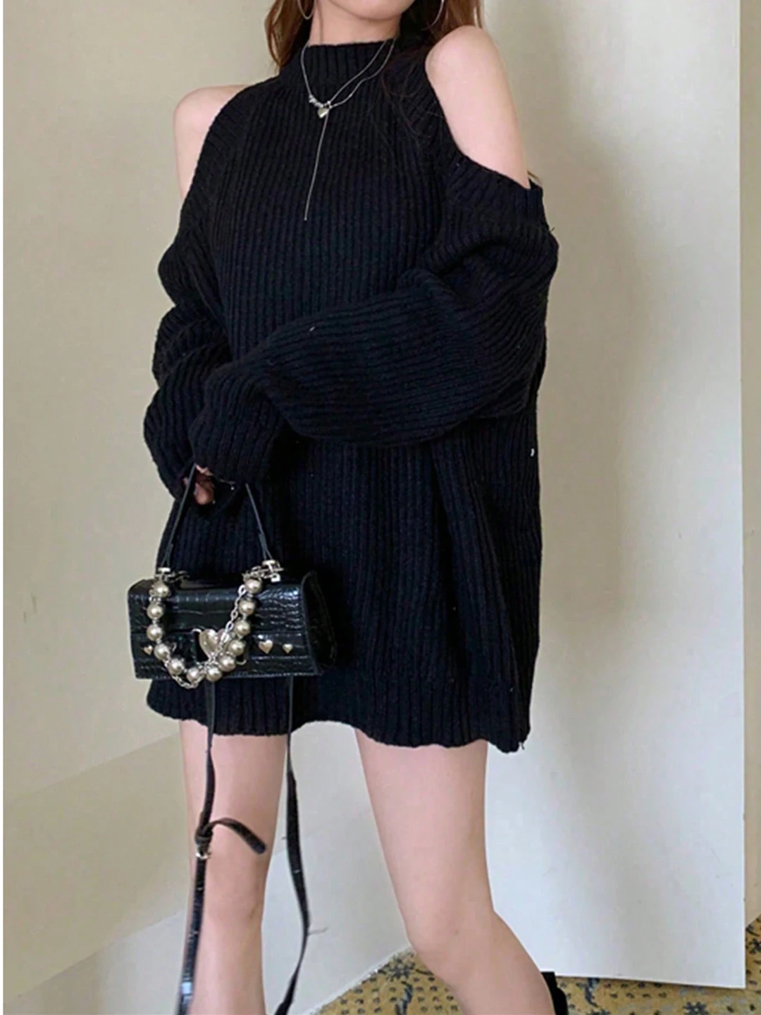 

Свободный черный вязаный свитер женский, новый стиль Весна 2026, модный топ с открытыми плечами, средней длины, с длинными рукавами