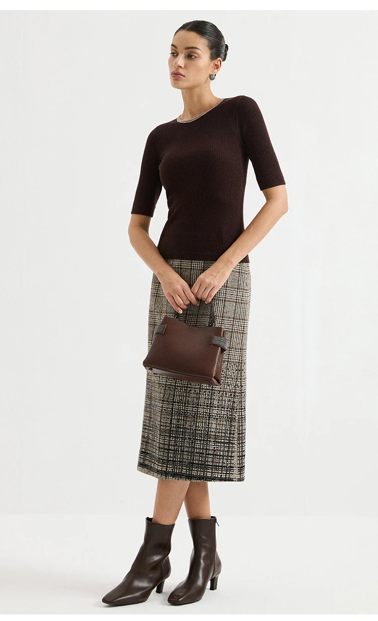 BY3621584 Damen-Pullover mit Rundhalsausschnitt aus Wollmischung, gerippt, kurze Ärmel, Kontrastkragen, Kettenverzierung, Schlüsselloch am Rücken, dezenter Luxus für den Herbst – Detail 12