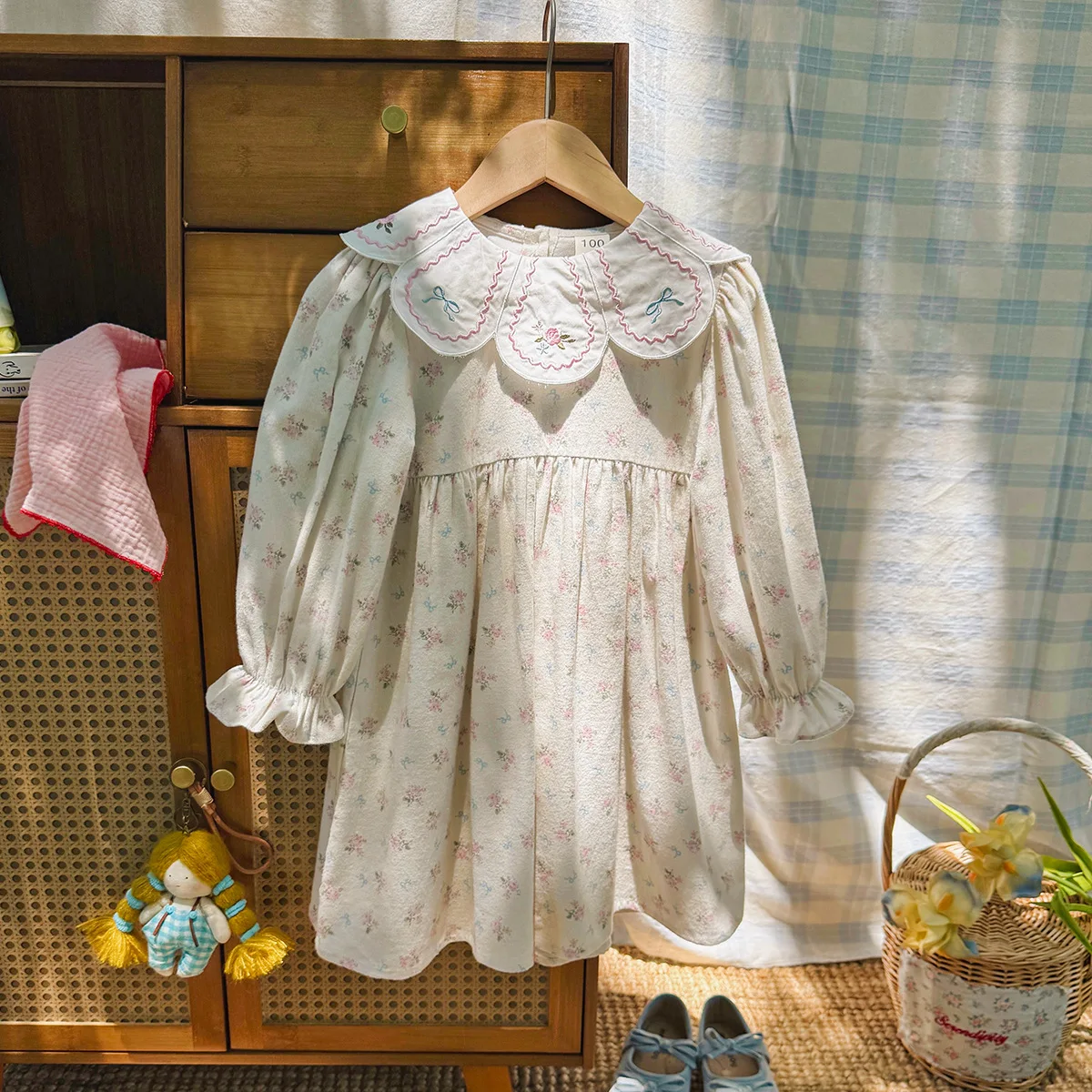 秋の新作、女の子用ワンピース。花柄刺繍と花びらのような襟が特徴の、長袖の可愛らしいデザイン。1歳から7歳のお子様向けの子供服。 1