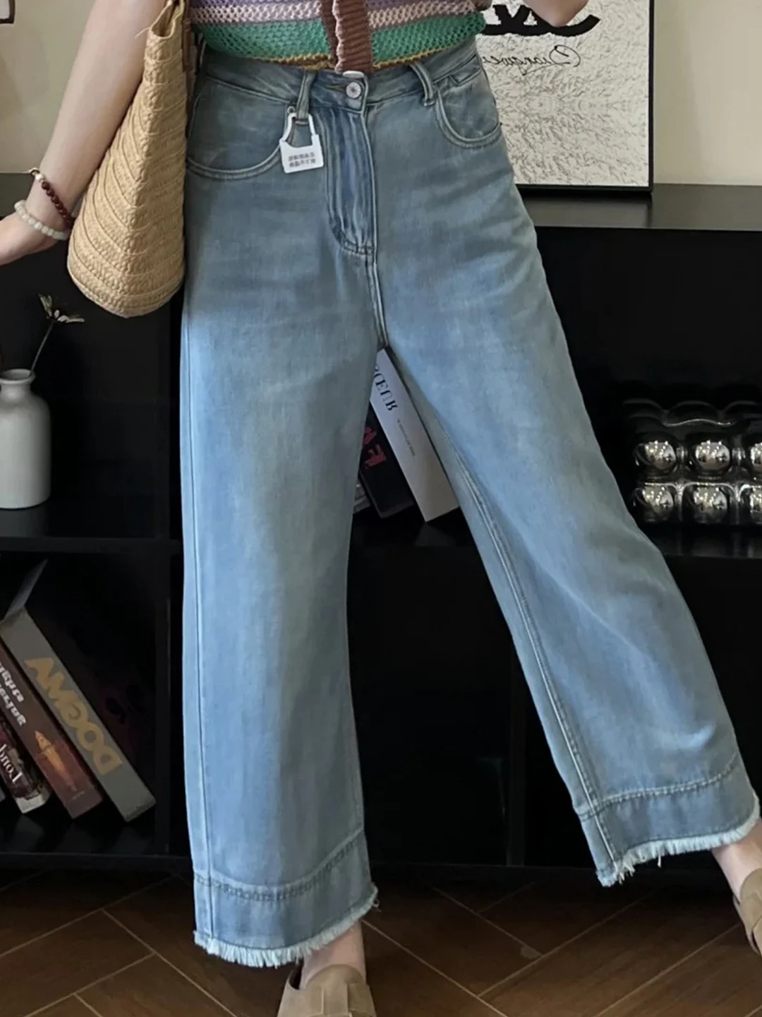 Lässige High-Waist-Jeans mit weitem Bein für Damen, hellblaue, gerade geschnittene Hose mit schlankmachendem Effekt, neun Punkte lang, mit ausgefranstem Saum, Sommer-Stil