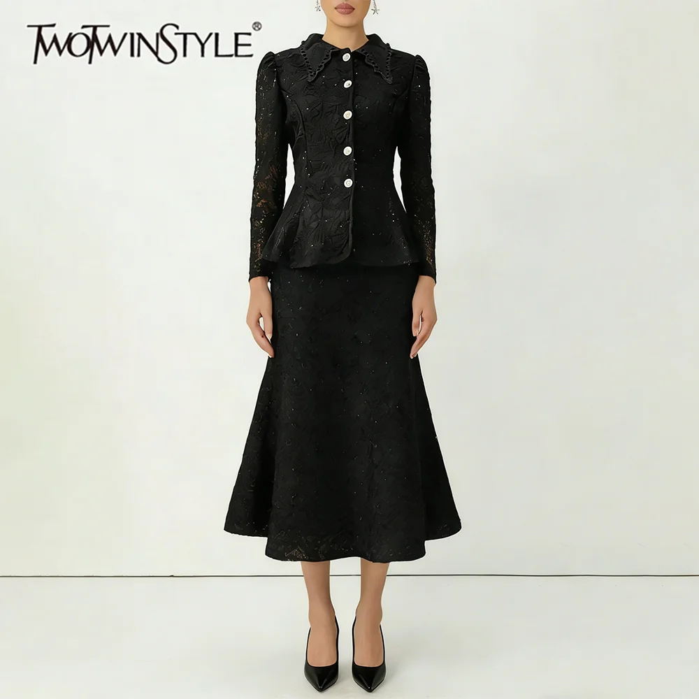 

Комплект из двух предметов TWOTWINSTYLE: кружевной топ с лацканами и длинными рукавами, пэчворк, на одной пуговице, и юбка с оборками. Новинка для женщин.