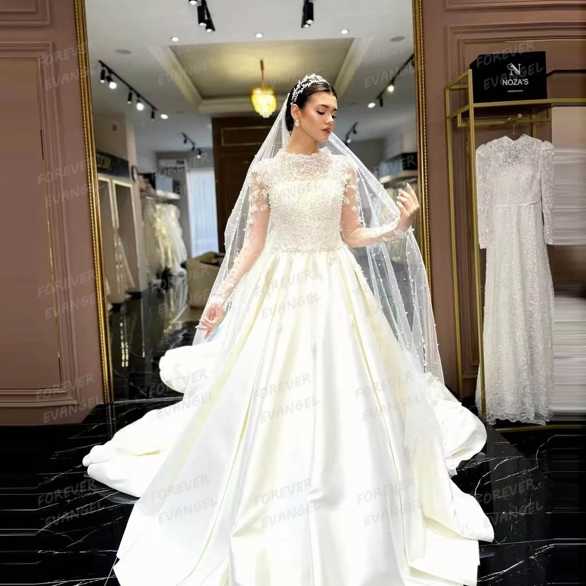 Exquisitos apliques una línea Vestidos de novia 2025 Vestidos de novia de cuello alto de manga larga para mujer Vestidos formales de tren de barrido personalizados