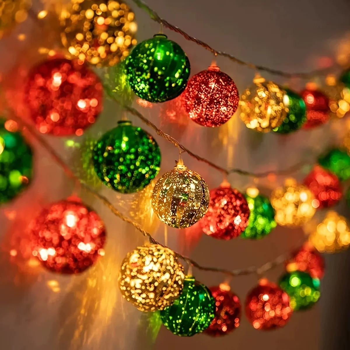 Weihnachtsdekoration, lebendige goldene, grüne und rote Weihnachtskugel-Lichterkette, festliche LED-Lichterkette für Urlaubsdekoration, Hochzeiten, Partys