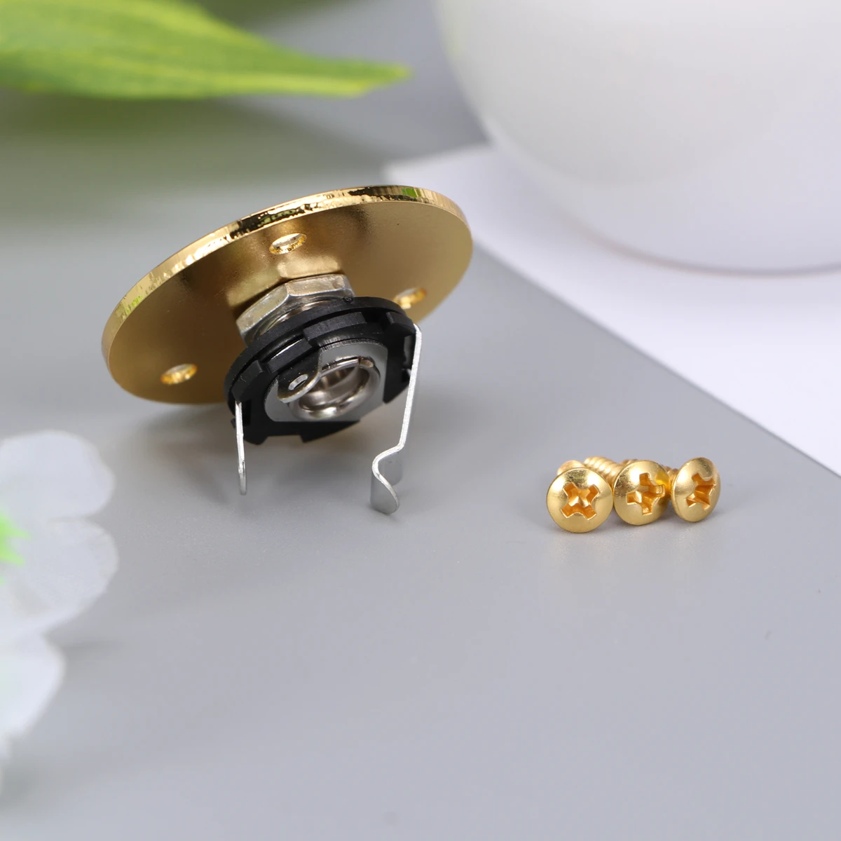 

Golden Guitar Jack Socket 1/4 Inch 6.35Mm Round Output Input Plug Plate For Electric Bass Acoustic Instruments With Screws