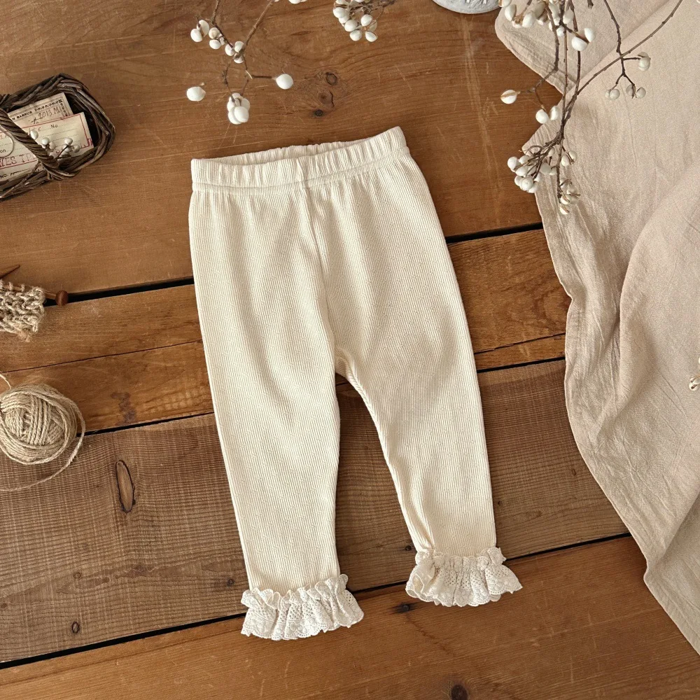 Sommer-Kinderkleidung: Schmal geschnittene Baumwollhosen für Mädchen mit Spitzenbesatz und feinen Noppenmuster – Hohle Pflaumenblüten-Hose – Detail 5