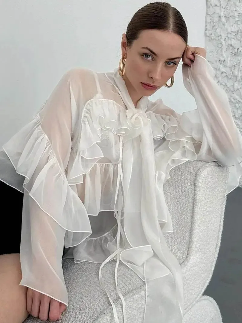 

Белый топ с рюшами во французском придворном для женщин летом 2023 года. Новая модная элегантная рубашка из тенселя с v-образным вырезом для женщин в России.