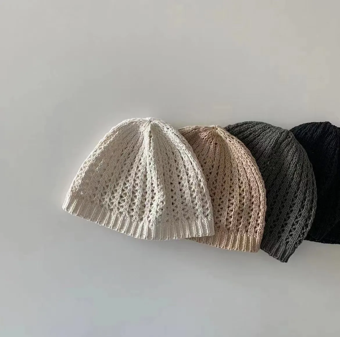 2025 Estate Nuovo Bambino Cappelli a maglia cava Cappelli per bambini in tinta unita Cotone sottile Neonati Cappello lavorato a maglia Berretto infantile traspirante