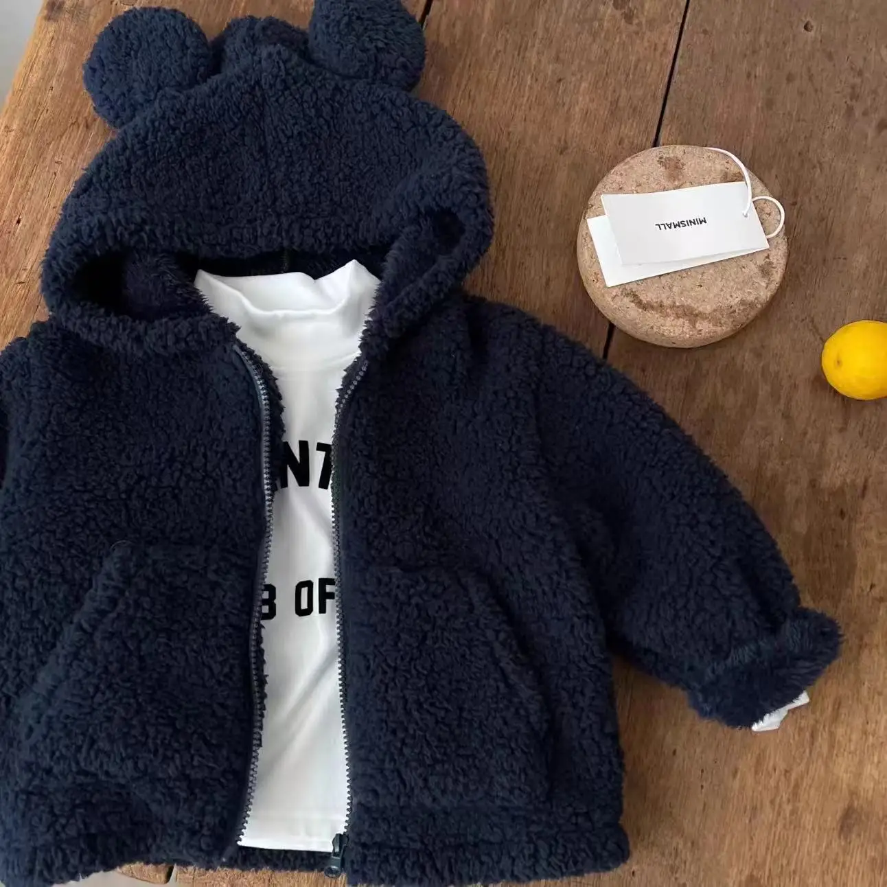 Koreanischer Stil, neuer Herbst- und Wintermantel für Kleinkinder, Mädchenmantel mit Kapuze, Wollpullover, verdickter warmer Baumwollmantel, Lammwoll-Oberteil. – Detail 10