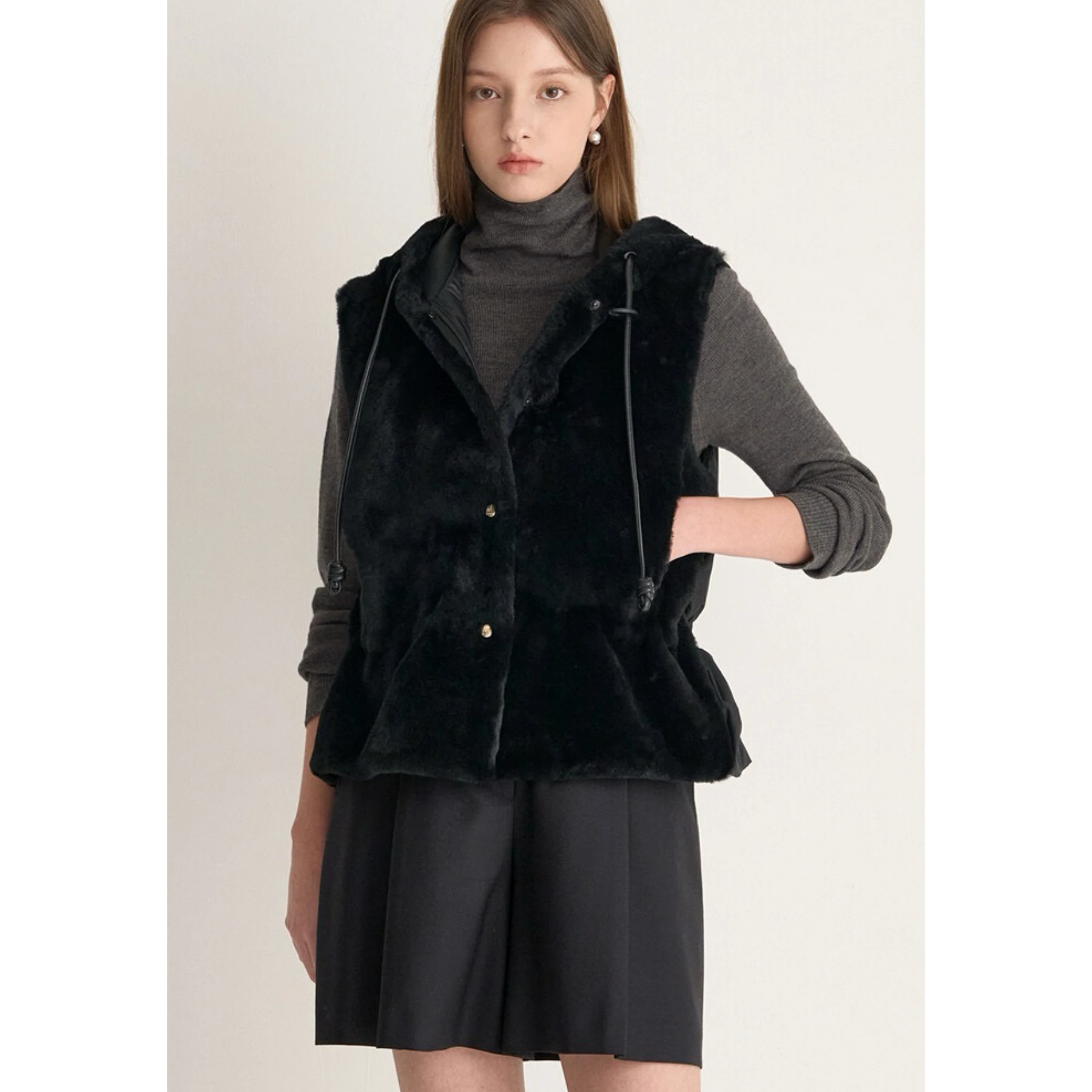 Faionable Lammsamt-Gänsedaunen-Weste mit Kapuze und integrierter Lederweste für den Herbst, reiner Farb-Einzelknopfverschluss