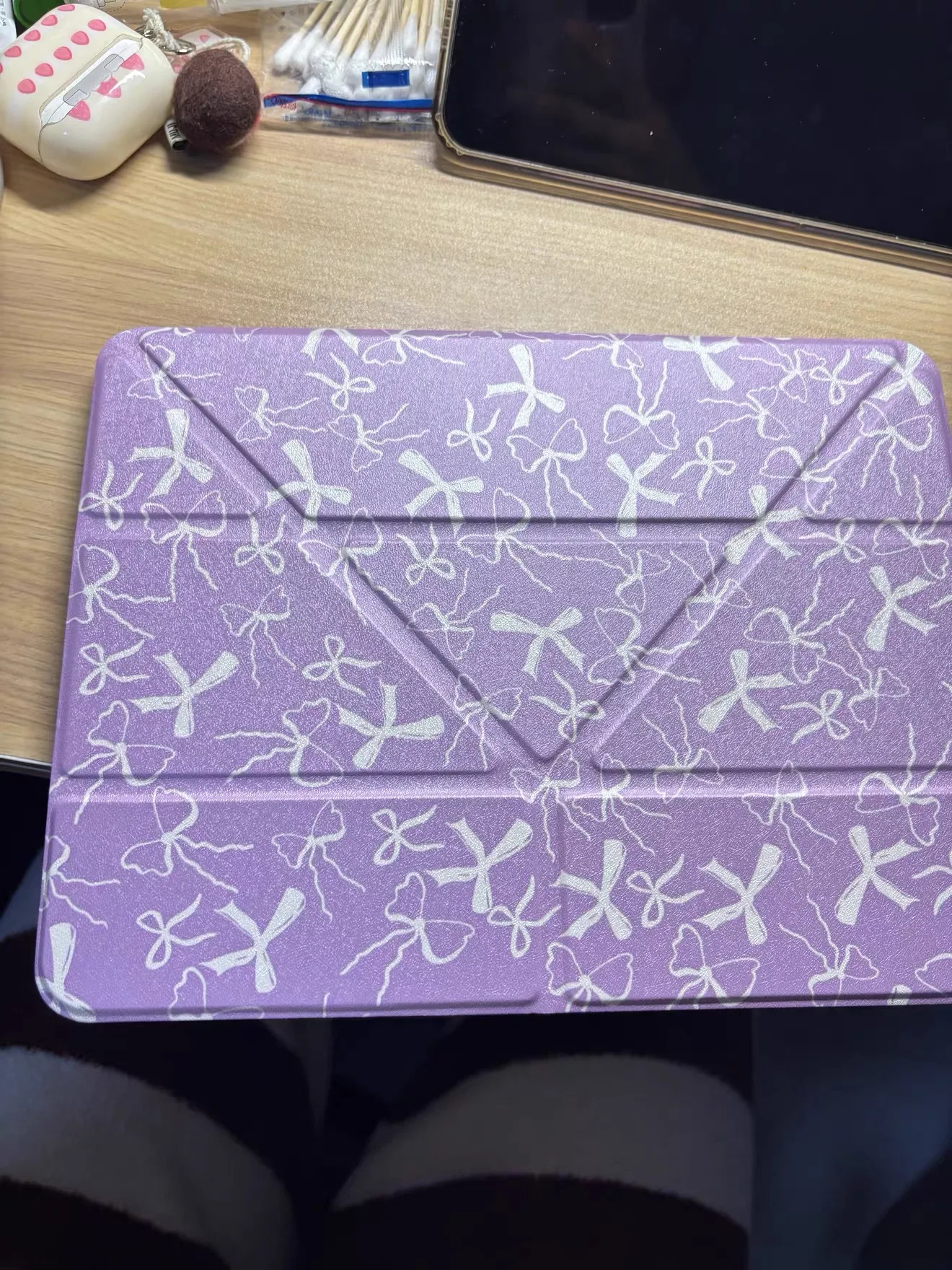 Purple bow-shaped tablet case, suitable for iPad. Y+ three-fold design. Acrylic material, shock-resistant hard shell.