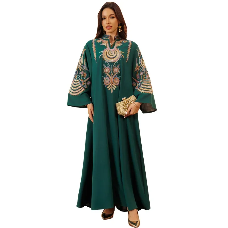 O novo estilo de roupas femininas no Oriente Médio, Arábia Saudita – Vestidos da moda de roupões longos muçulmanos com bordado.