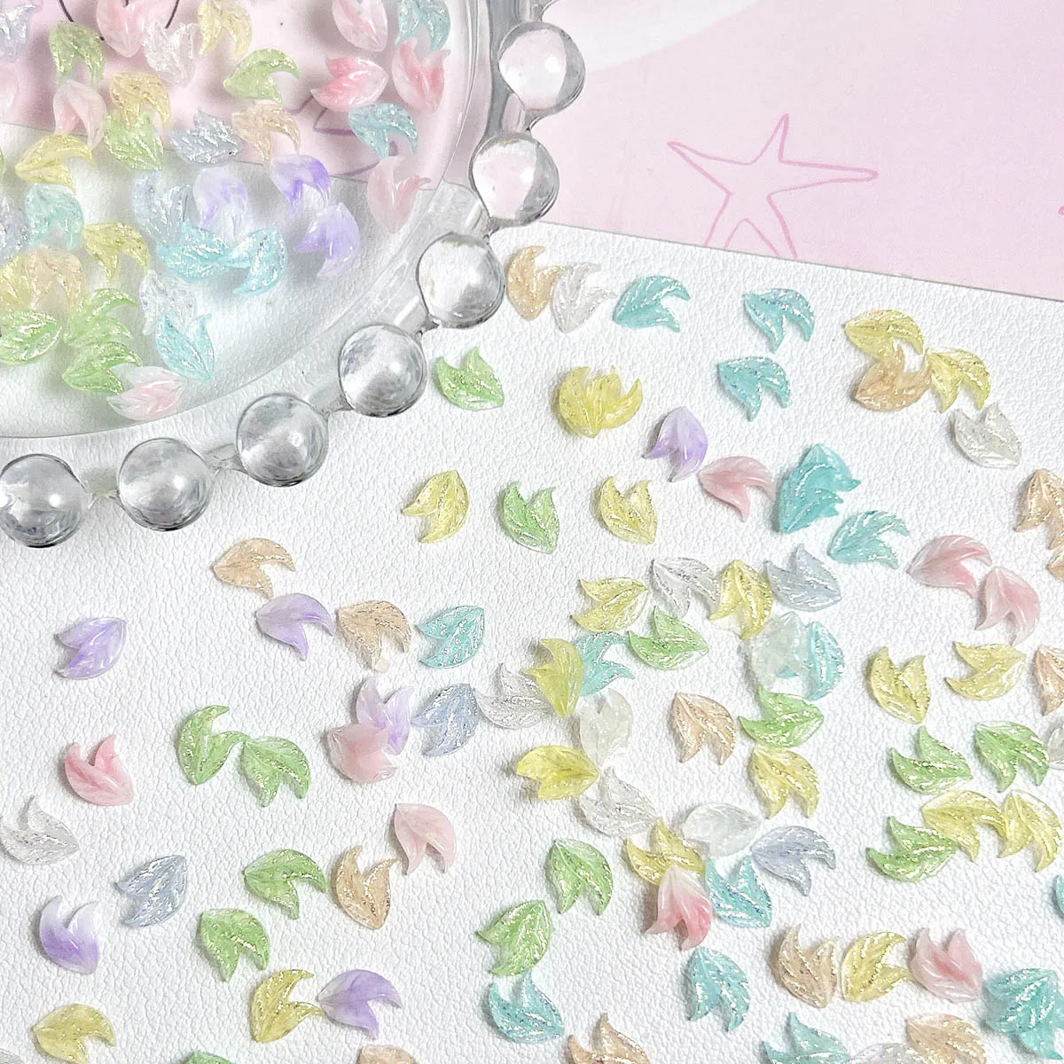 Mini pingente de resina de folhas coloridas translúcidas, fofo, luminoso, fino, brilhante, folhas duplas, decorações de arte de unhas para peças de unhas diy