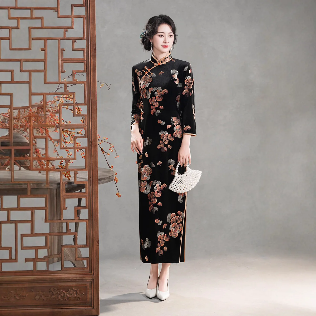 مطبوعة المخملية النمط الصيني بأكمام طويلة شيونغسام 2025 جديد الشابات ريترو سليم صالح الخريف والشتاء فستان تشيباو