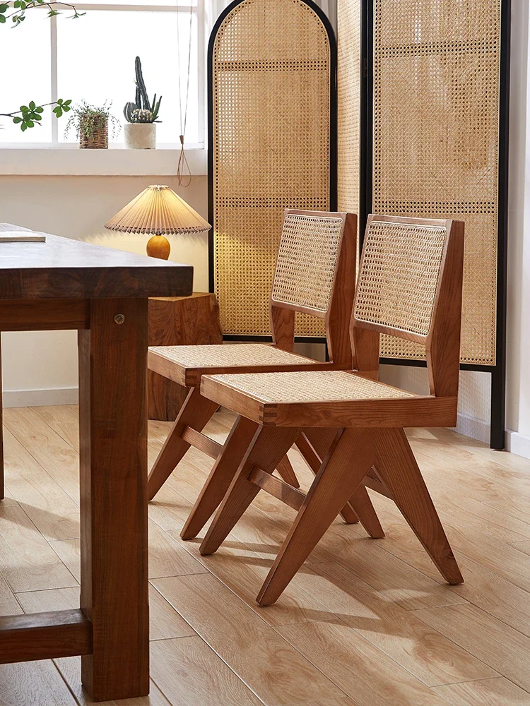 Vintage-Esszimmer aus massivem Holz mit Rückenlehne