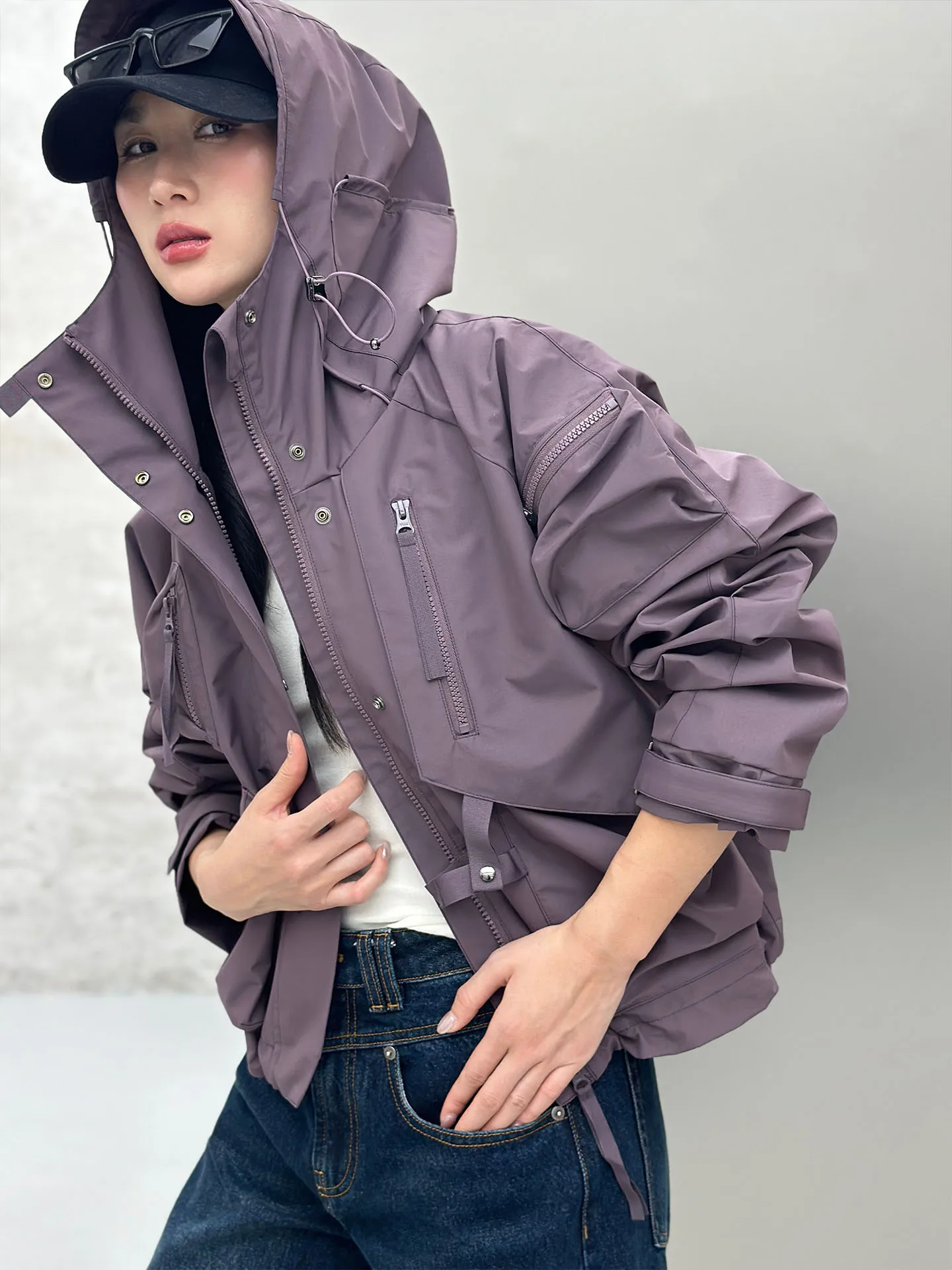 

Женская ветрозащитная куртка для активного отдыха с капюшоном и шнурком, серия Tee-Piece, с множеством карманов, новая коллекция Весна 2026, модная модель