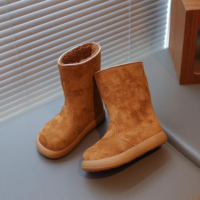 Anak perempuan mengenakan dua pasang sepatu Birkin berbulu, sepatu musim dingin anak perempuan dengan sol tengah tebal, sepatu katun hangat, sepatu salju anak-anak.