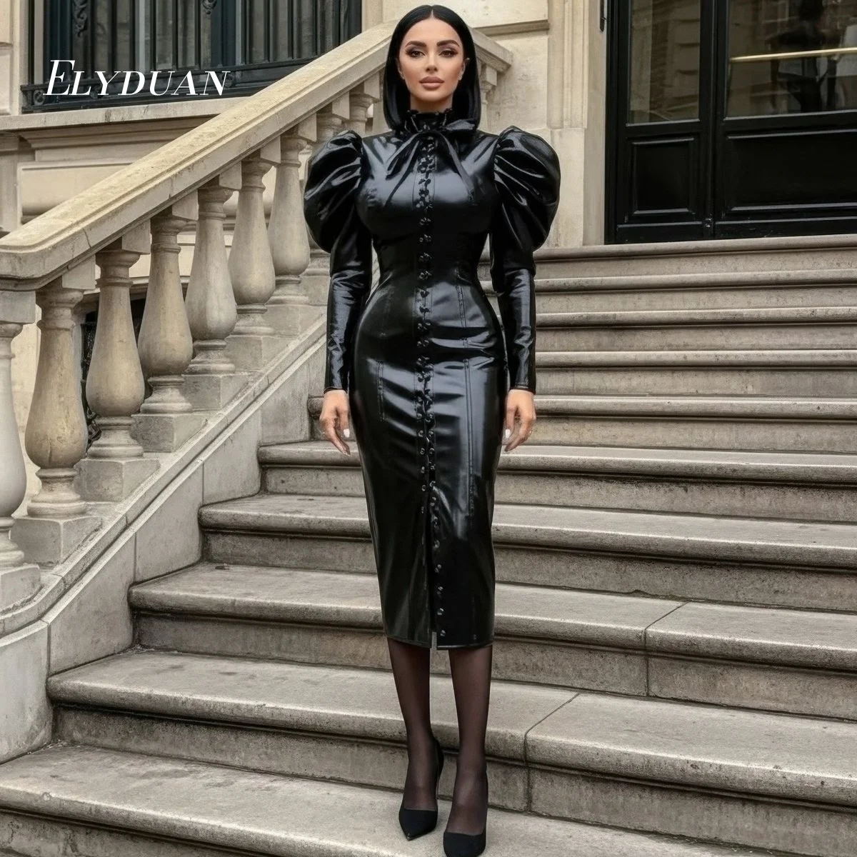 Gotisches Viktorianisches Schwarzes Lackleder-Abendkleid mit Stehkragen, Schleifenhals und Knopfleiste Vorne, Figurbetontes Midikleid, Abendgarderobe nach Maß