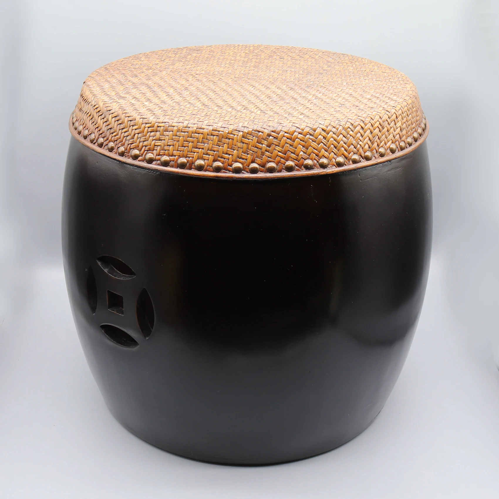 طاولة مستديرة مصنوعة حديثًا، مقعد على شكل طبل، قاعدة قوية، طاولة جانبية