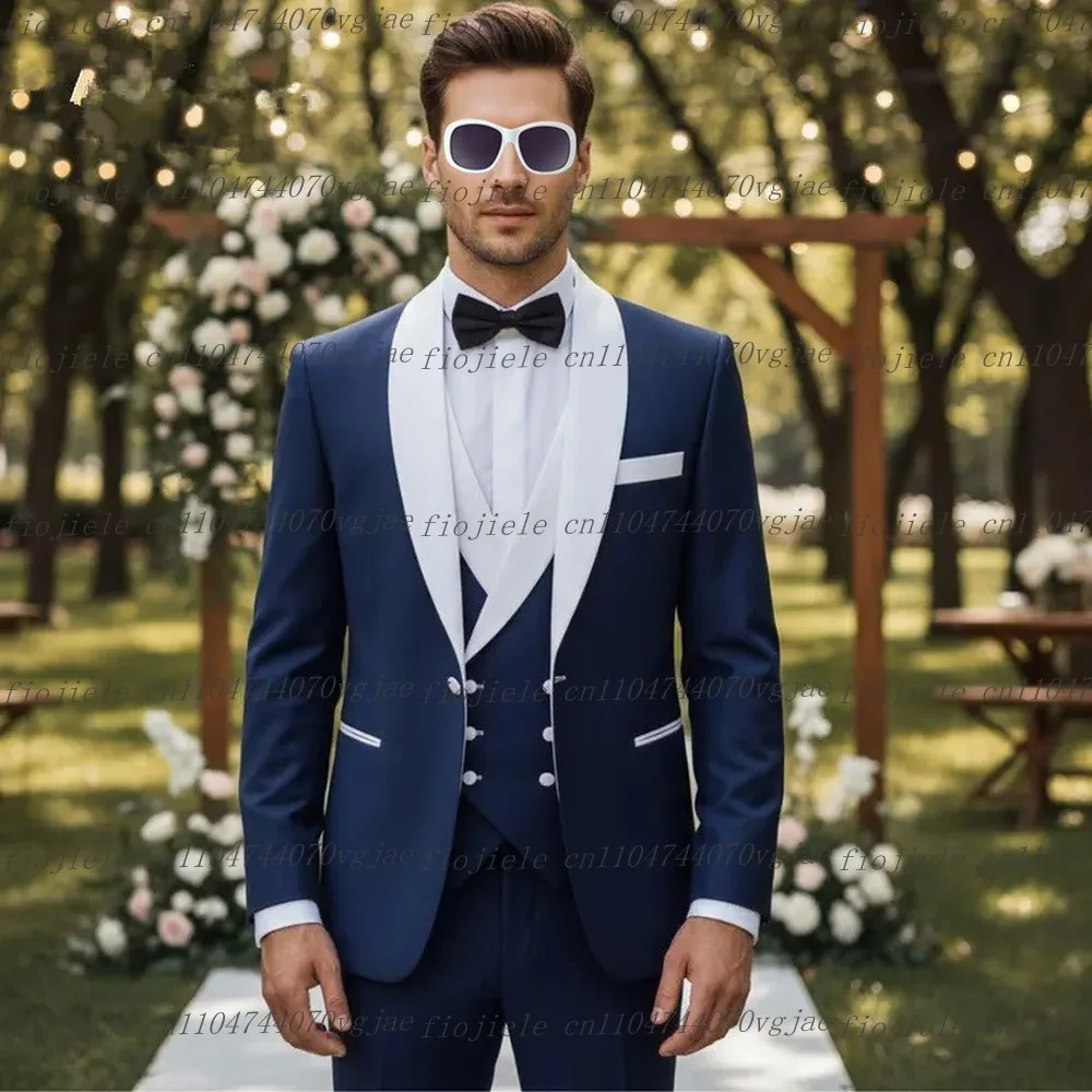 ชุดสูทผู้ชายสีขาวและสีน้ำเงินกรมท่าแบบใหม่ สำหรับงานแต่งงาน งานเลี้ยง งานทางการ ชุดทักซิโด้ผู้ชาย 3 ชิ้น ประกอบด้วยเสื้อแจ็คเก็ต เสื้อกั๊ก และกางเกง