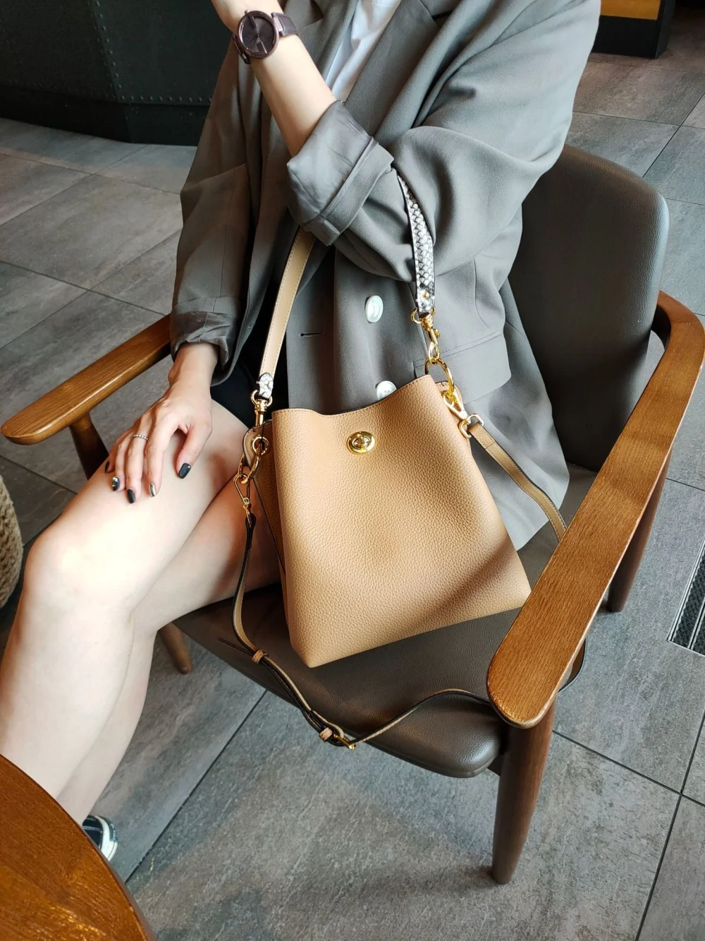 2024 new hand bill shoulder bag Large capacity bucket bag fashion temperament soft cowhide crossbody Women\'s bag