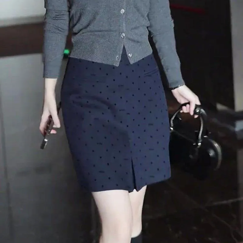 กระโปรงทรงเอลายจุดสไตล์เรโทรเอวสูง รุ่นใหม่ประจำฤดูใบไม้ร่วง/ฤดูหนาว ปี 2025 - สวยสง่า ทันสมัย ช่วยให้ดูผอมเพรียว พร้อมดีไซน์ผ่าข้าง